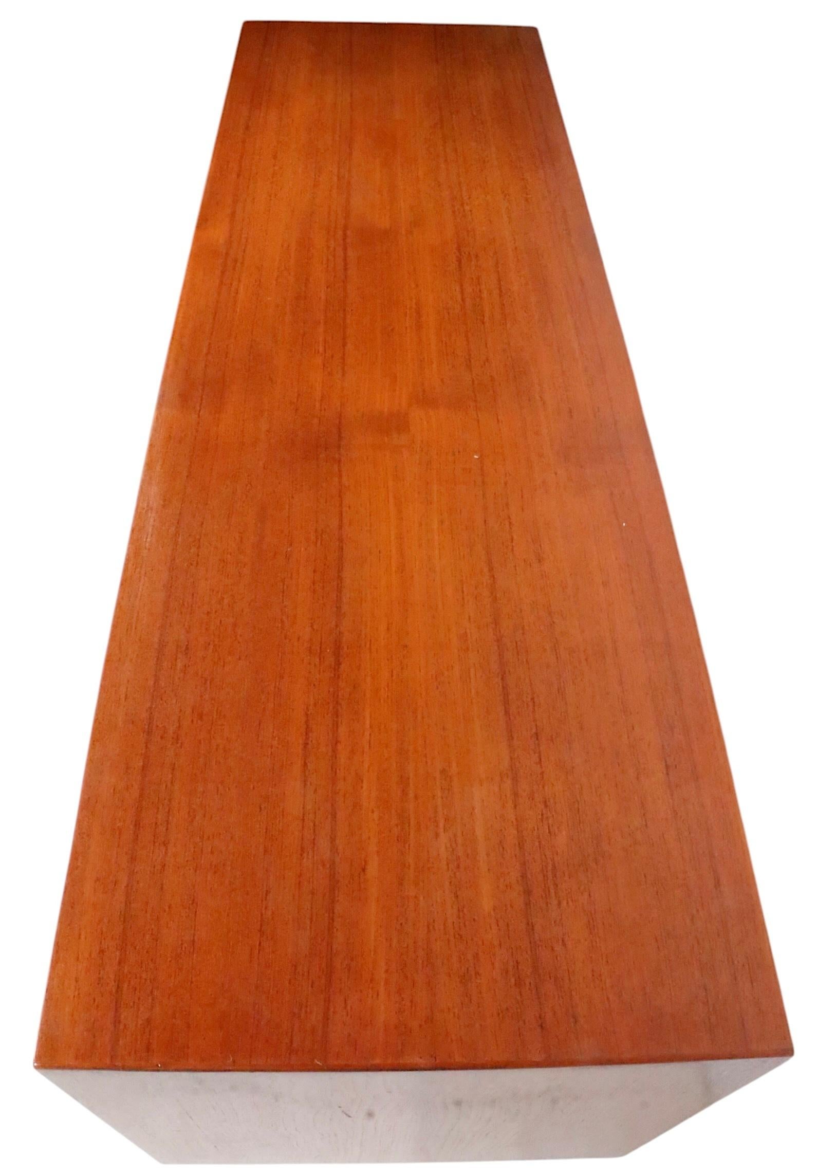 Teak moderno del medio secolo  Credenza Sideboard realizzata in Danimarca per Maurice Villency in vendita 10