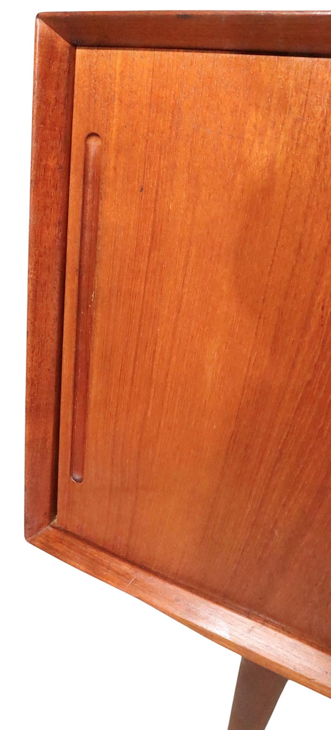 Teak moderno del medio secolo  Credenza Sideboard realizzata in Danimarca per Maurice Villency in vendita 11