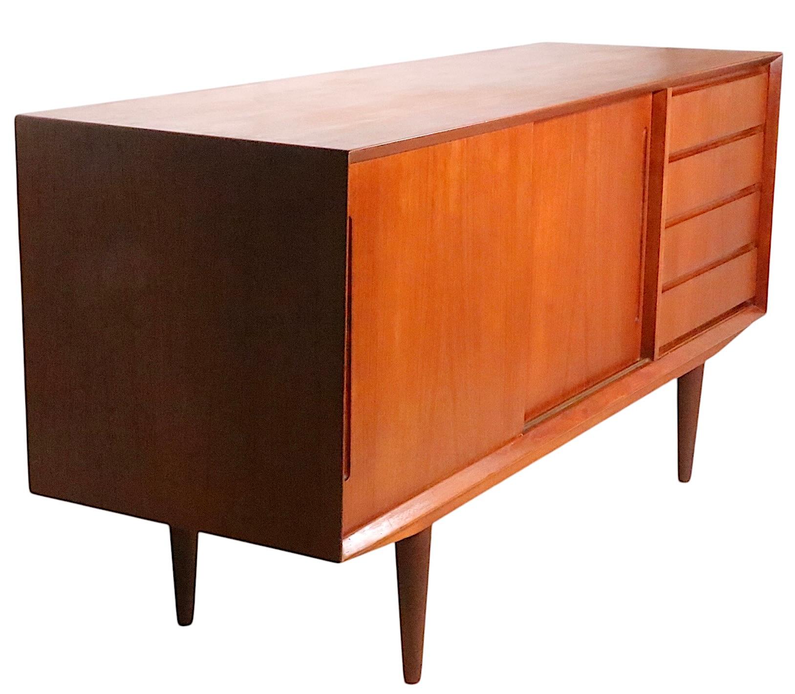 Teak moderno del medio secolo  Credenza Sideboard realizzata in Danimarca per Maurice Villency in vendita 12