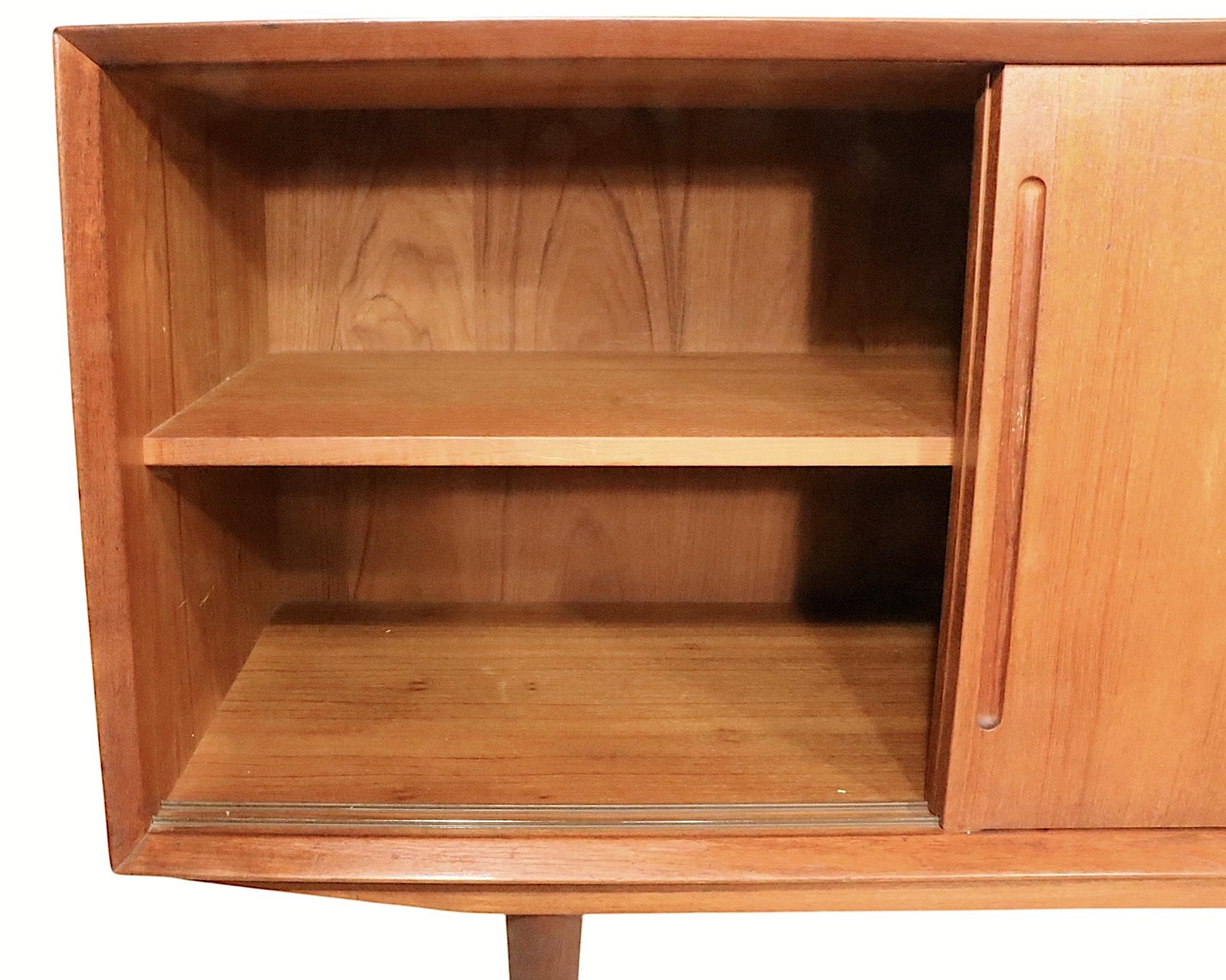 Teak moderno del medio secolo  Credenza Sideboard realizzata in Danimarca per Maurice Villency in vendita 13