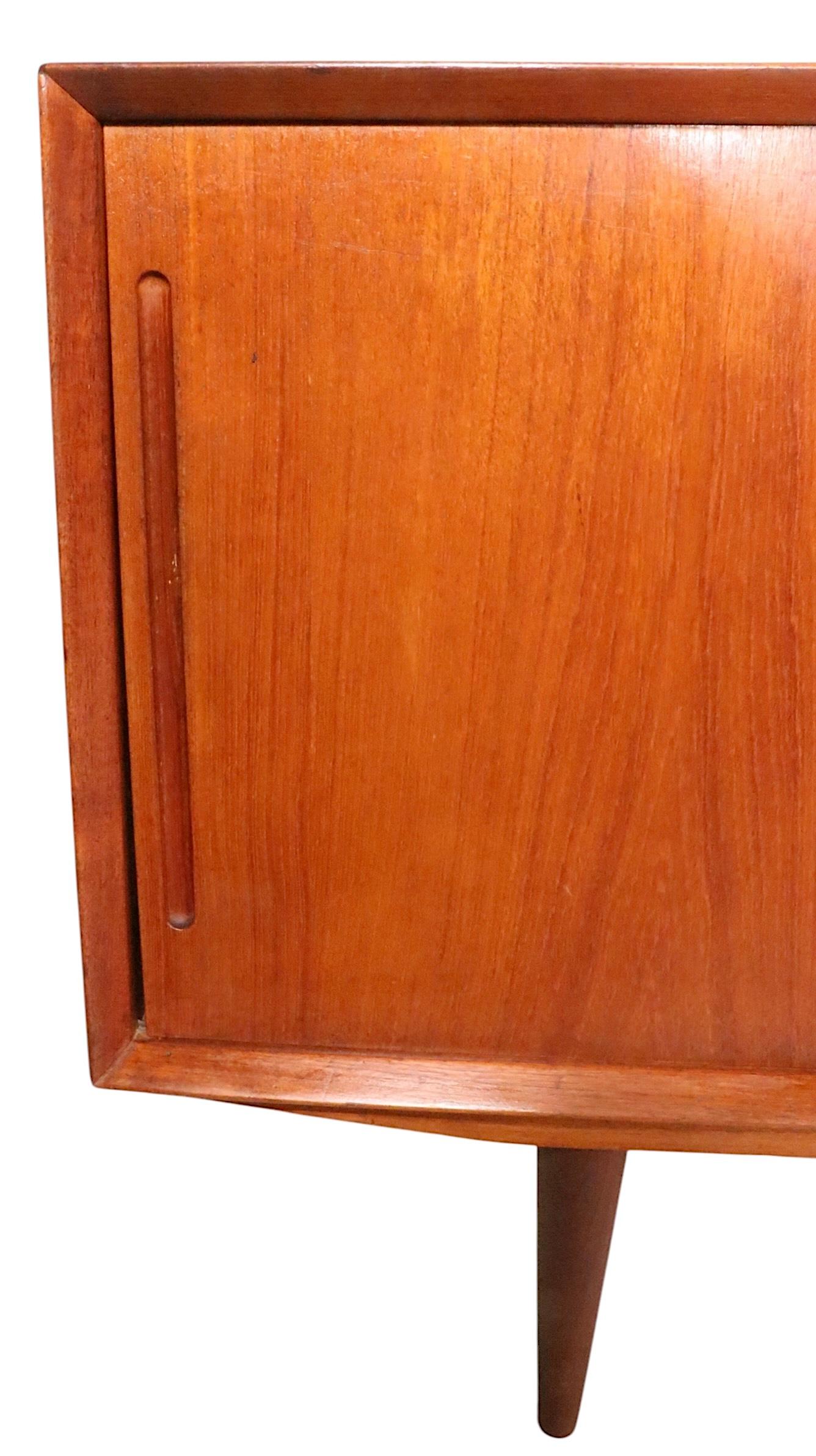 Credenza, credenza e server danese moderno della metà del secolo. Questo server è dotato di due ante scorrevoli che si aprono per aprire il magazzino, affiancate da una serie di quattro cassetti. Realizzato in Danimarca per Maurice Villency, intorno