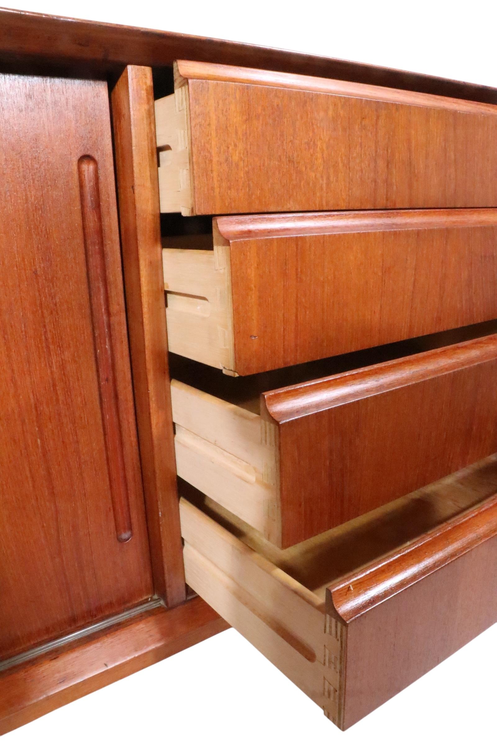 Teak moderno del medio secolo  Credenza Sideboard realizzata in Danimarca per Maurice Villency in vendita 14
