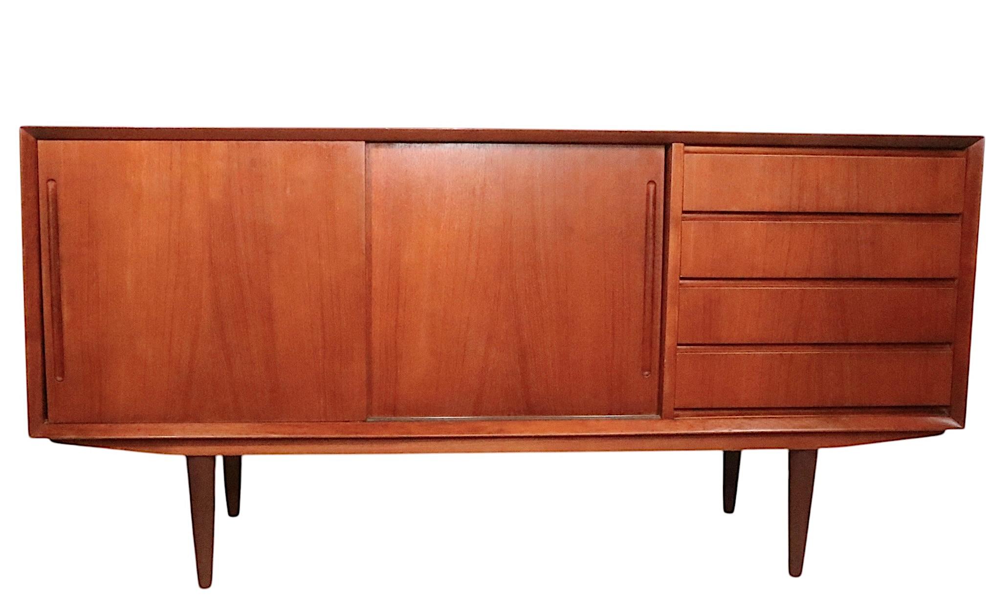 Scandinavo moderno Teak moderno del medio secolo  Credenza Sideboard realizzata in Danimarca per Maurice Villency in vendita