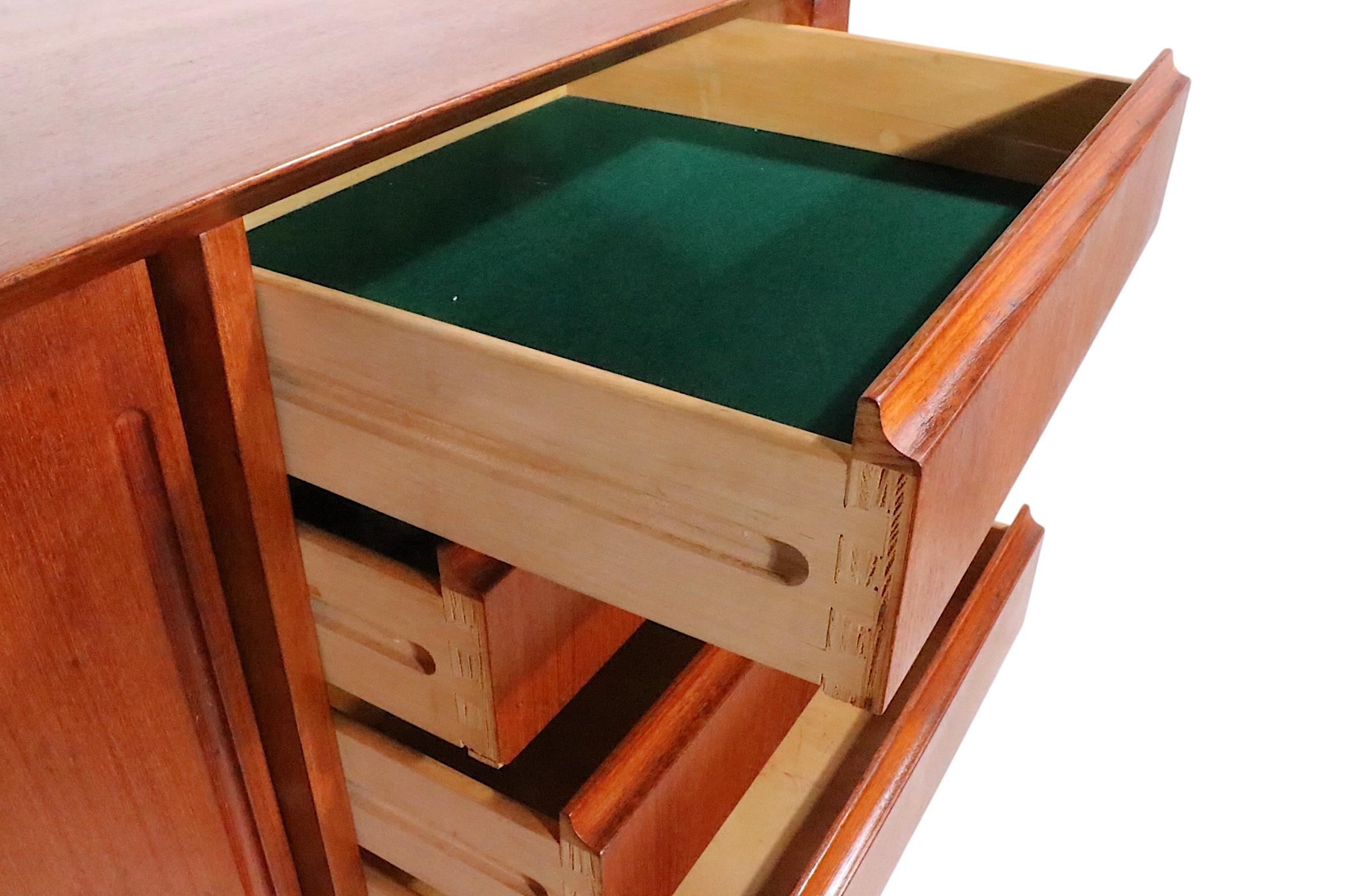 Danese Teak moderno del medio secolo  Credenza Sideboard realizzata in Danimarca per Maurice Villency in vendita