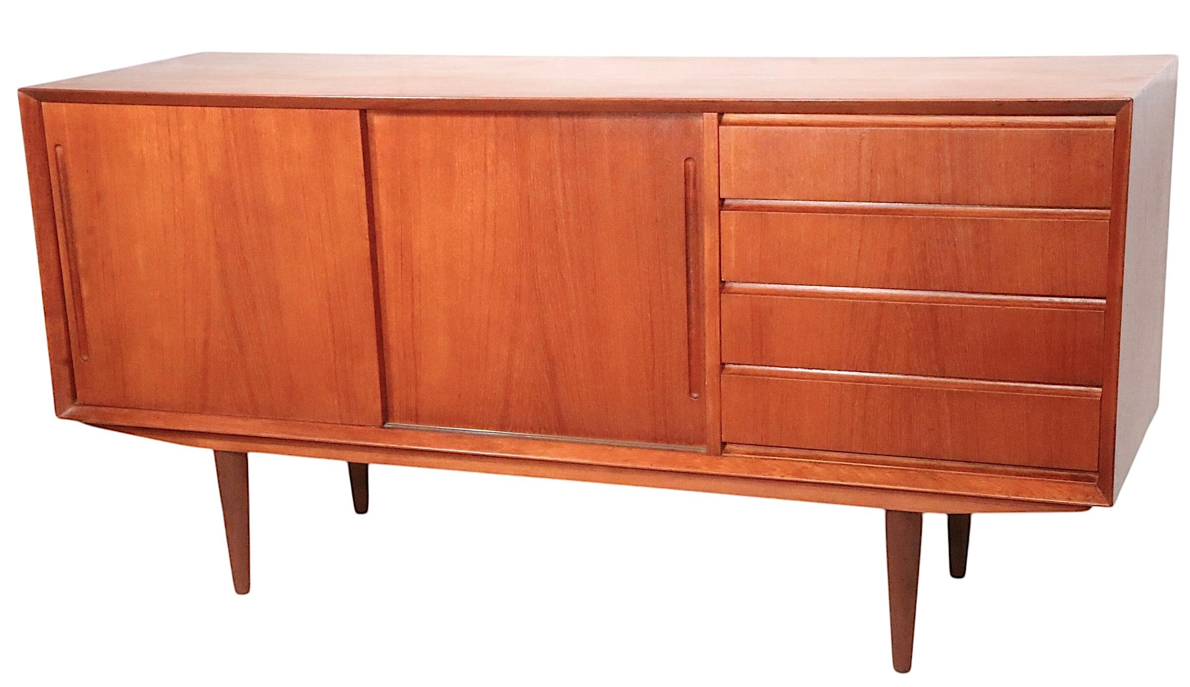 Teak moderno del medio secolo  Credenza Sideboard realizzata in Danimarca per Maurice Villency In condizioni buone in vendita a New York, NY