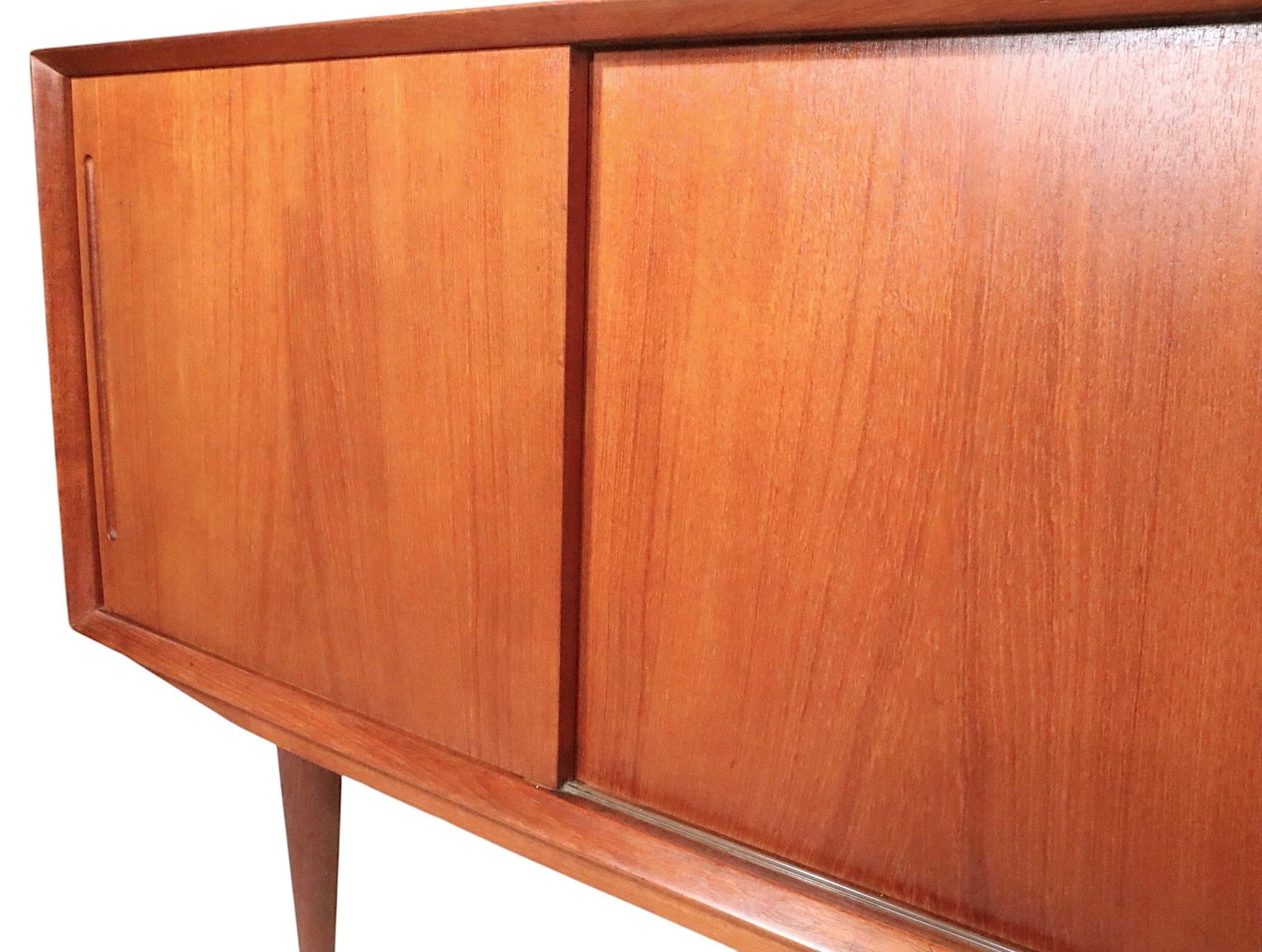 Teak moderno del medio secolo  Credenza Sideboard realizzata in Danimarca per Maurice Villency in vendita 1