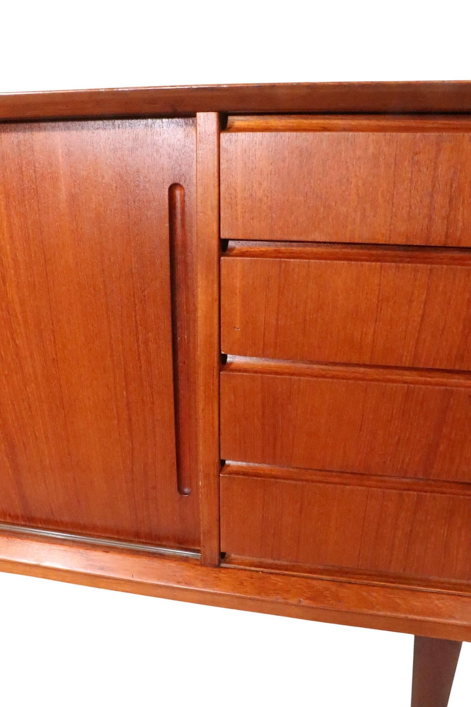 Teak moderno del medio secolo  Credenza Sideboard realizzata in Danimarca per Maurice Villency in vendita 2
