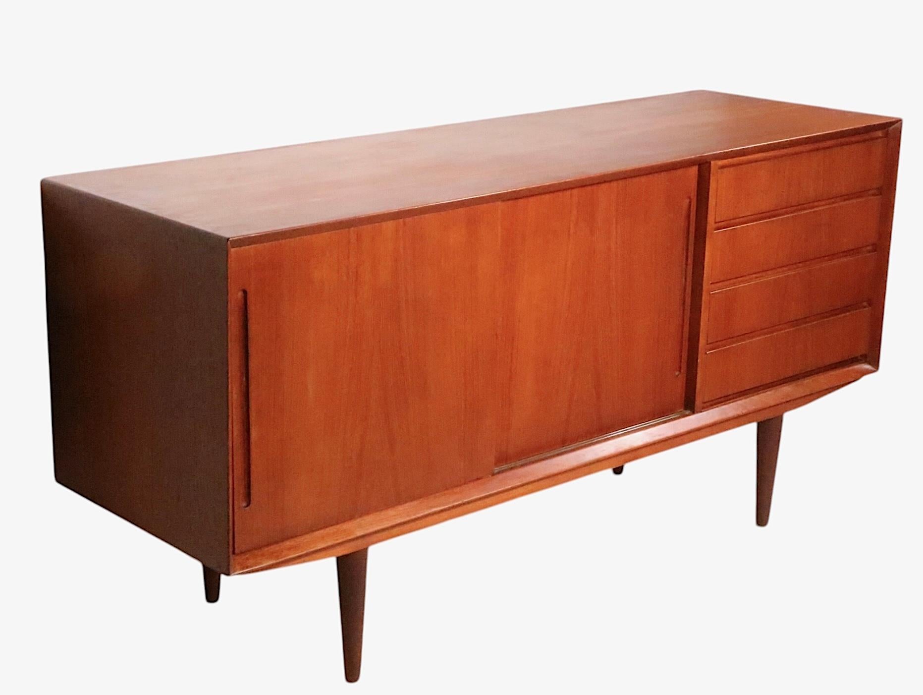 Teak moderno del medio secolo  Credenza Sideboard realizzata in Danimarca per Maurice Villency in vendita 3
