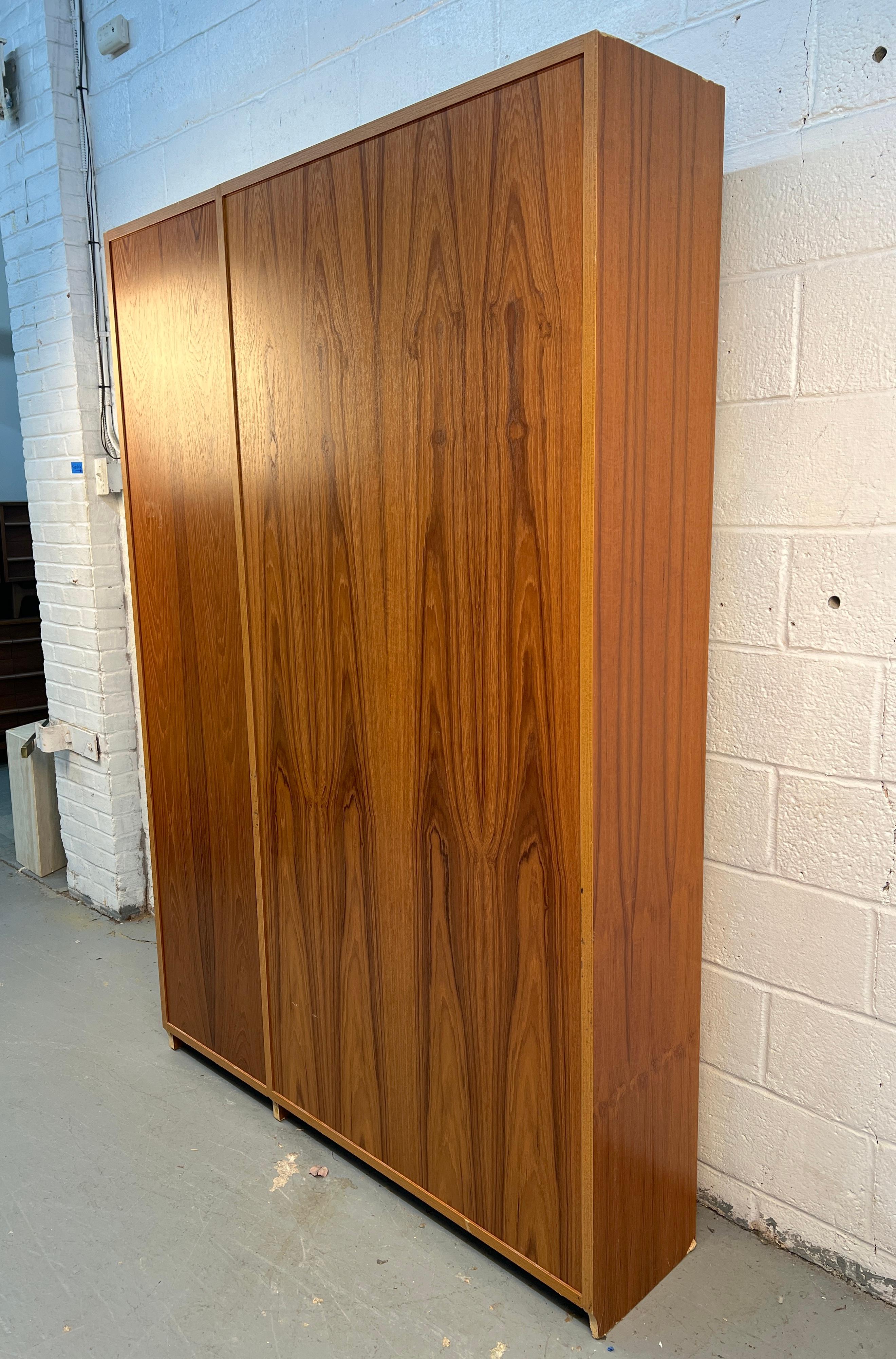 Libreria danese in teak moderna di metà secolo in vendita 4