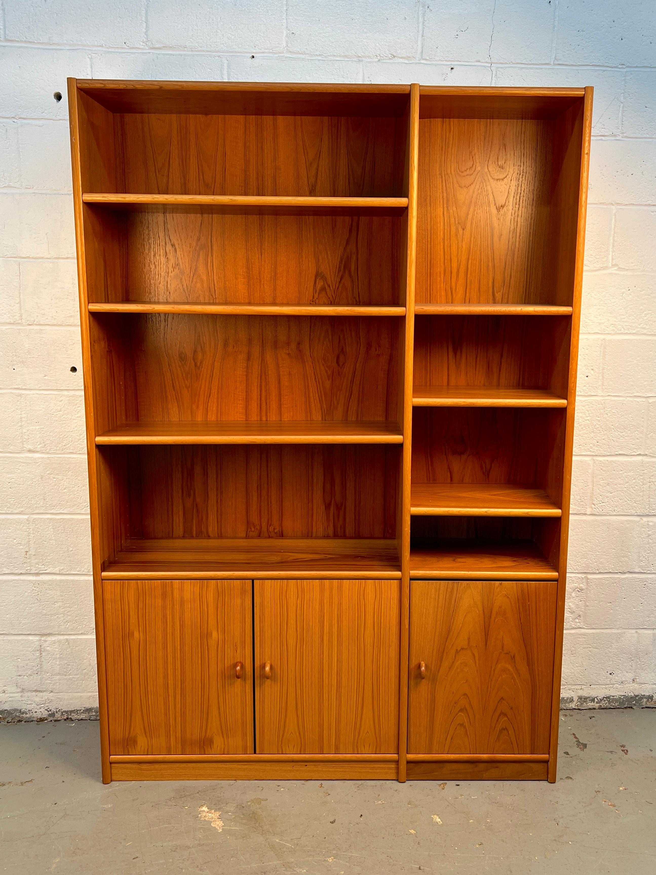 Libreria e mobile multimediale danese di metà secolo moderno, realizzato in teak a grana fine. Alto ed elegante, presenta scaffali aperti sopra e contenitori chiusi sotto, per offrire esposizione e organizzazione in vero stile scandinavo. Un pezzo