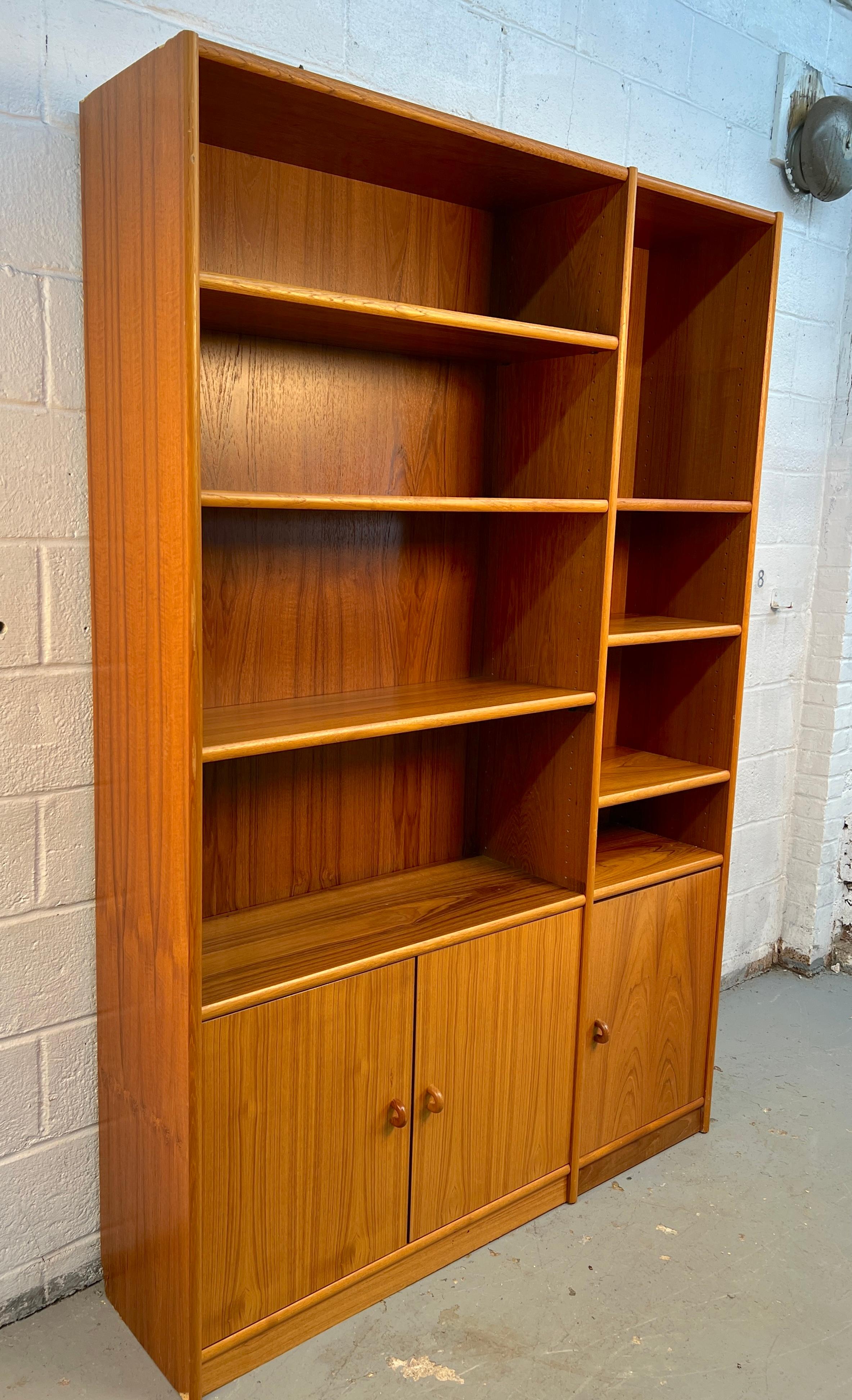 Mid-Century moderno Libreria danese in teak moderna di metà secolo in vendita