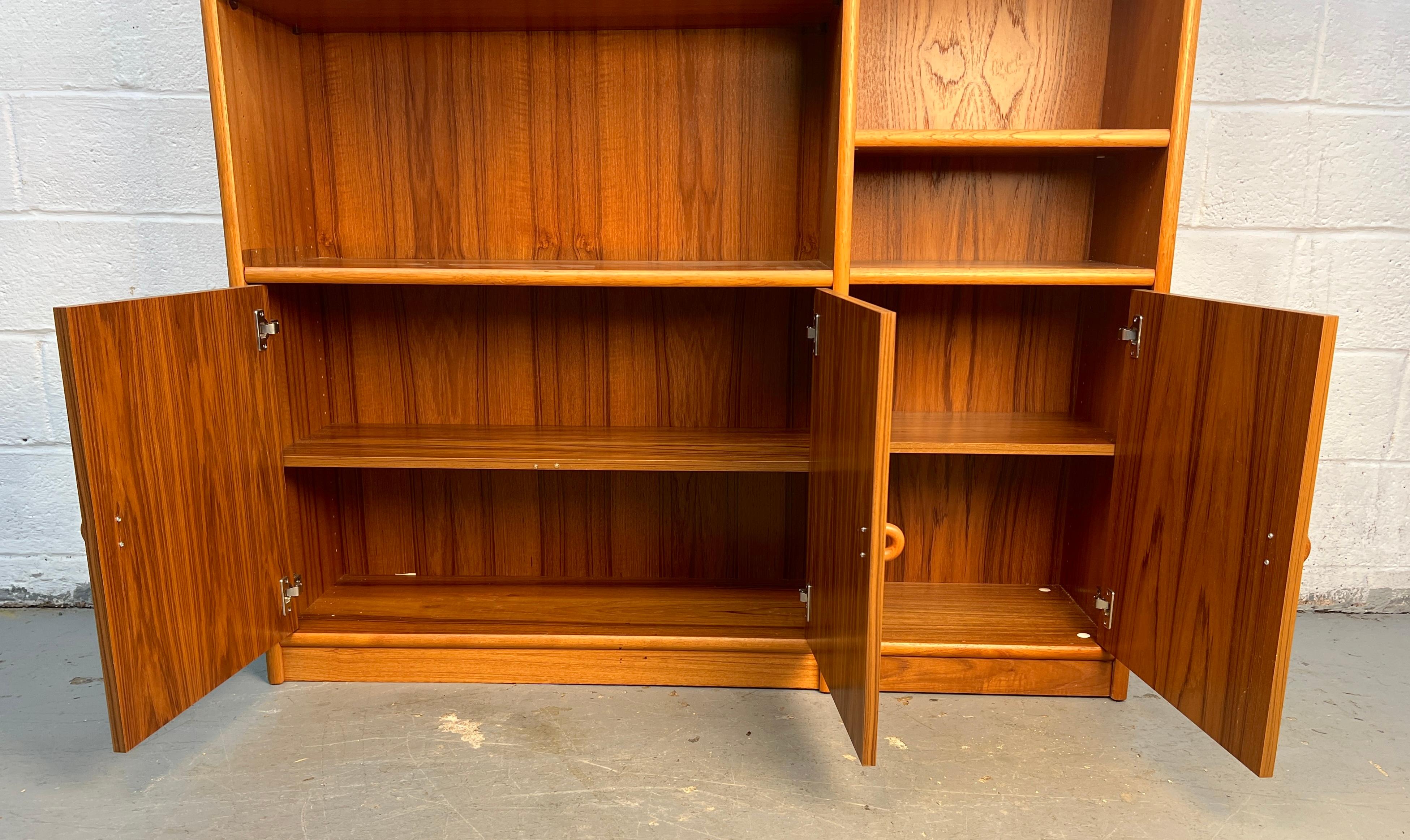 Libreria danese in teak moderna di metà secolo In condizioni buone in vendita a Brooklyn, NY