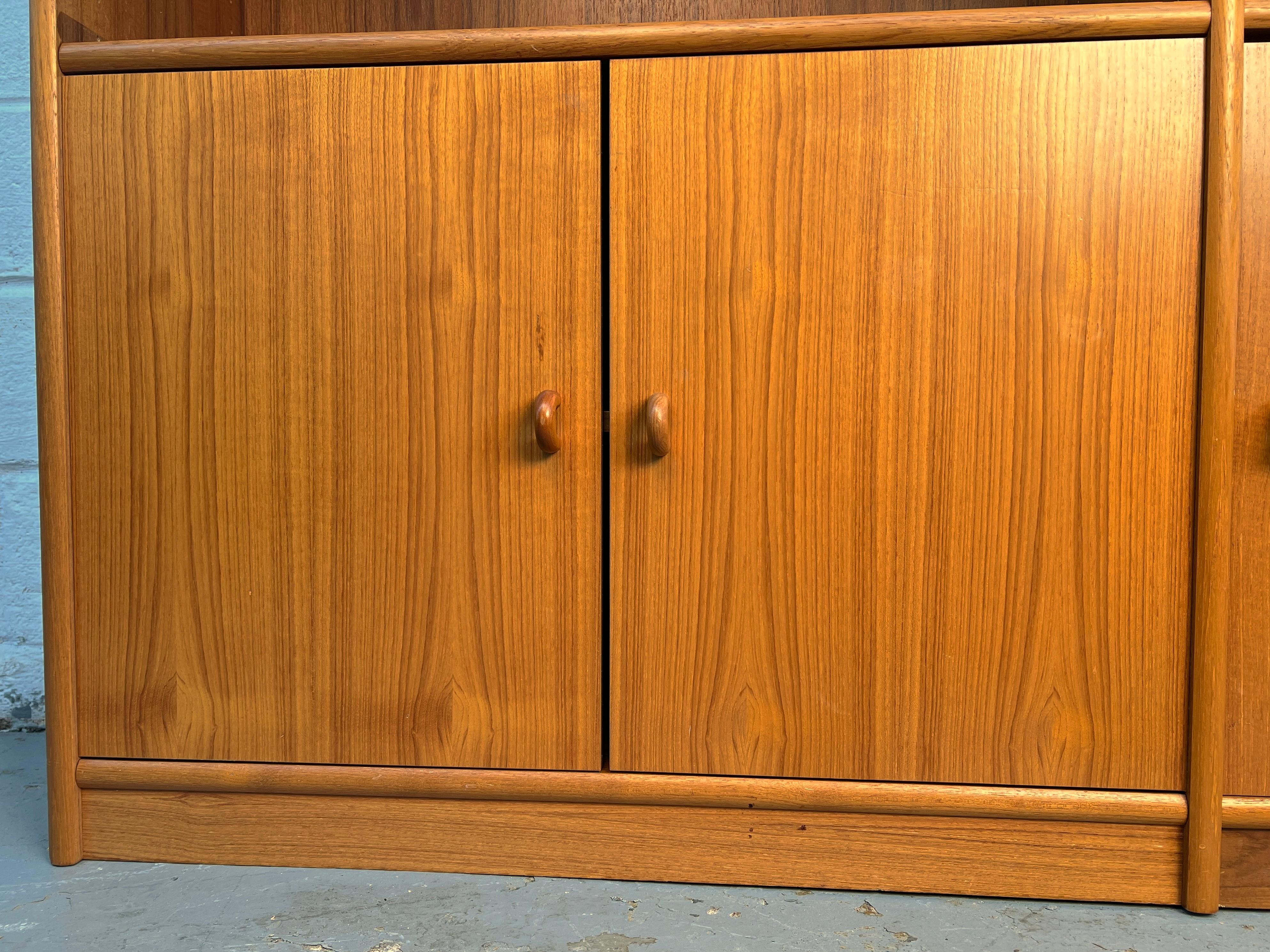 XX secolo Libreria danese in teak moderna di metà secolo in vendita