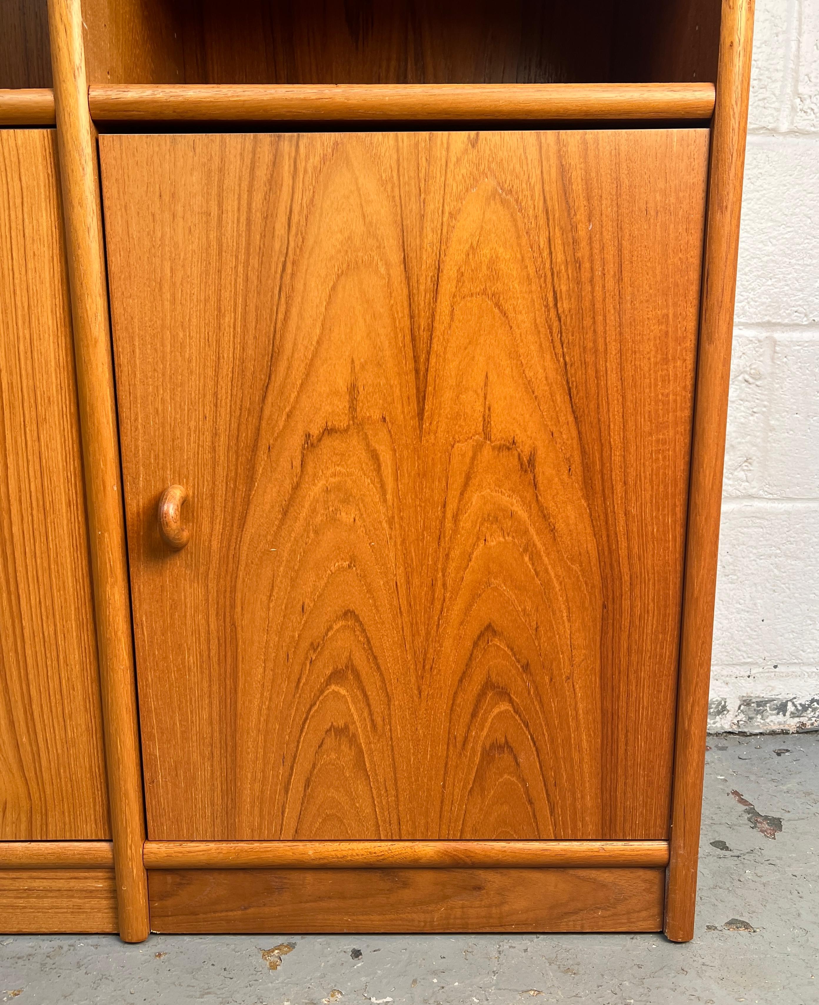 Libreria danese in teak moderna di metà secolo in vendita 2