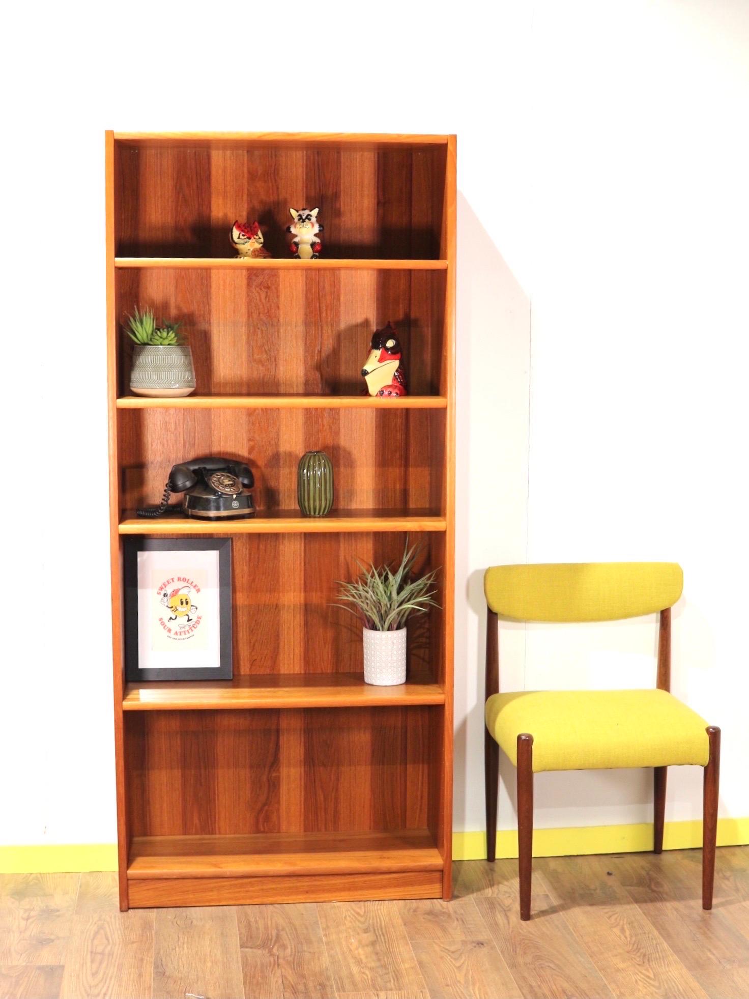 A smart and stylish Danish vintage bookcase, beautifully made in teak. This dates from the 1960's. The shelves can be adjusted to varius heights.