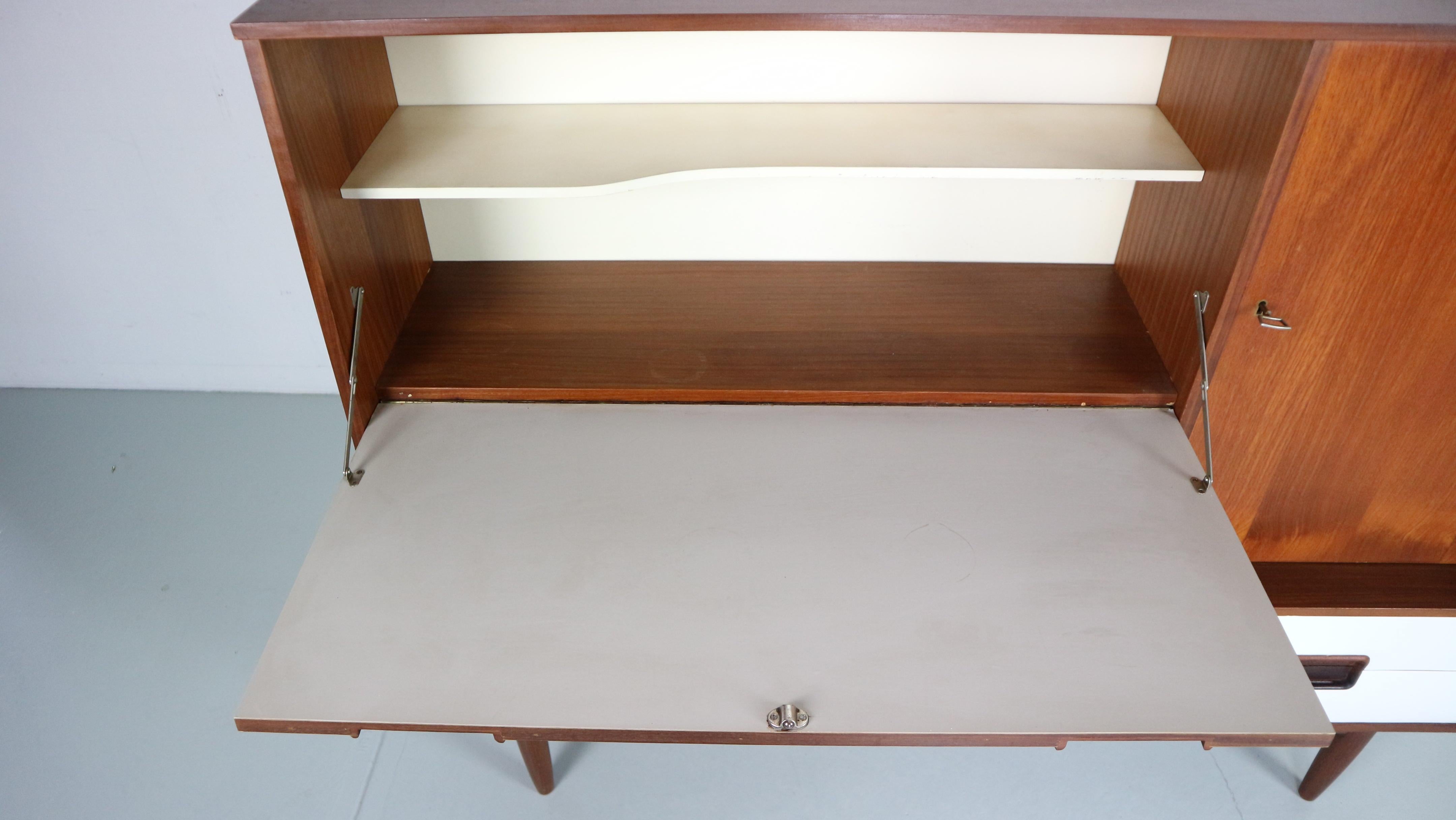 Dänischer Buffetschrank/Sekretär aus Teakholz, Moderne der Mitte des Jahrhunderts, 1960 7