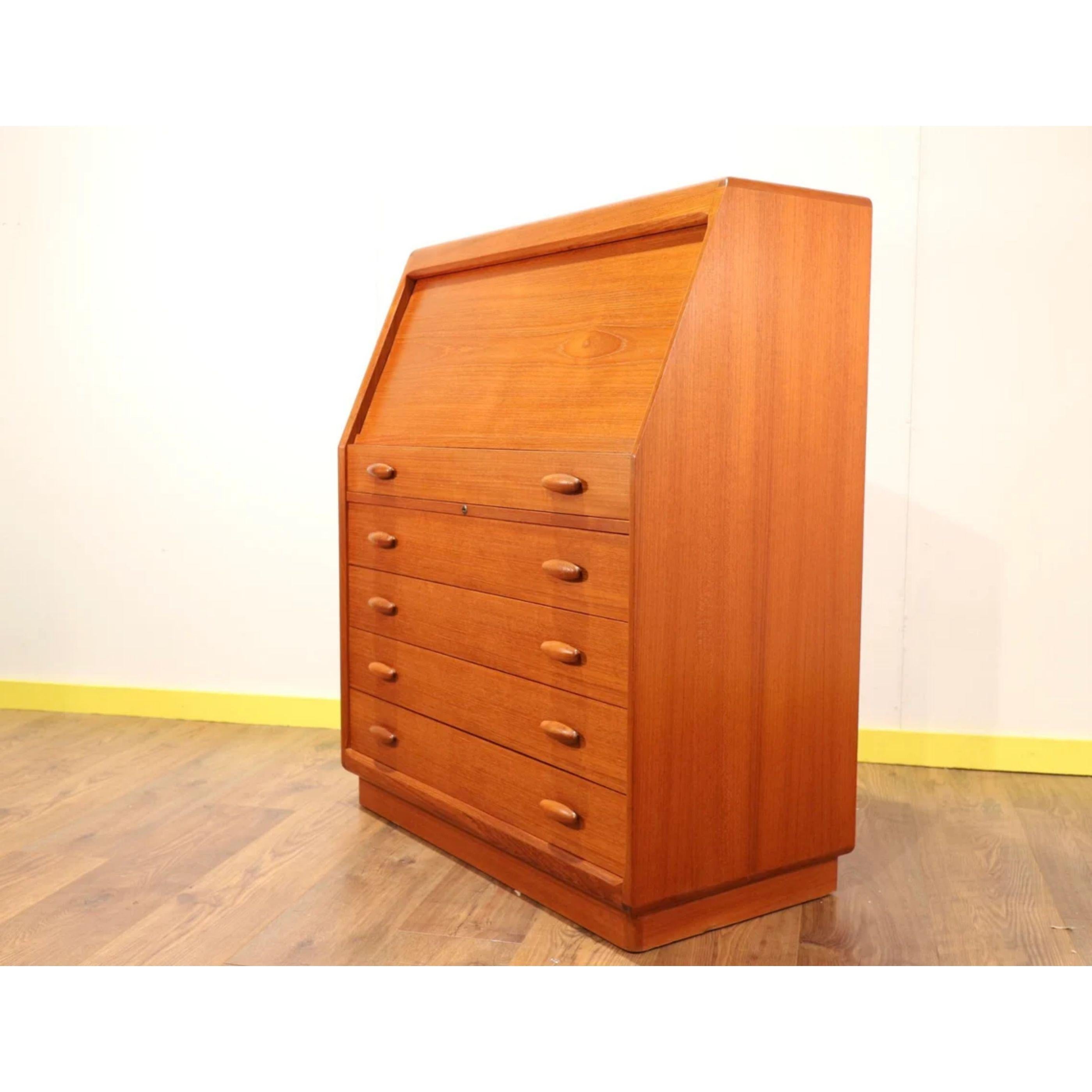 A 1970s Dyrlund of Denmark teak bureau with tambour front.
Lovely quality by the well known Danish maker Dyrlund. It’s extremely heavy to move being similar in weight to good sideboards more than twice the size!
It has a very clever opening