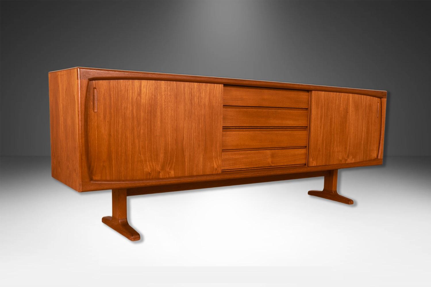 Credenza danese in teak della metà del secolo scorso in vendita 3