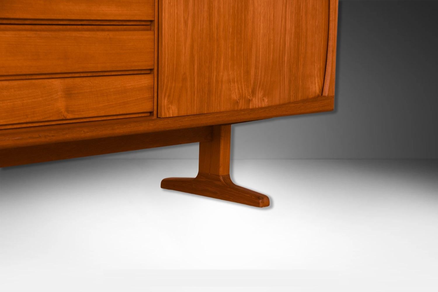 Credenza danese in teak della metà del secolo scorso in vendita 4