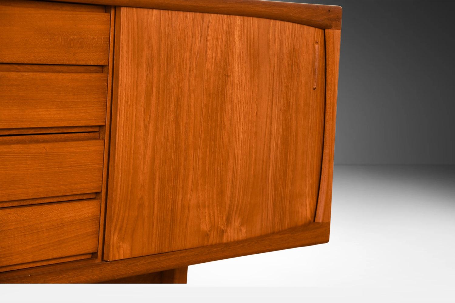 Credenza danese in teak della metà del secolo scorso in vendita 5