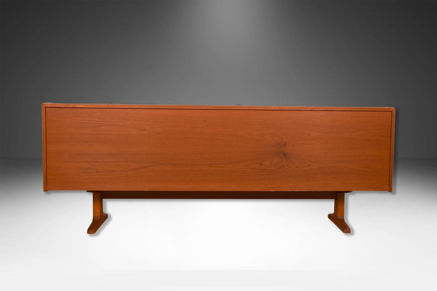 Credenza danese in teak della metà del secolo scorso in vendita 6