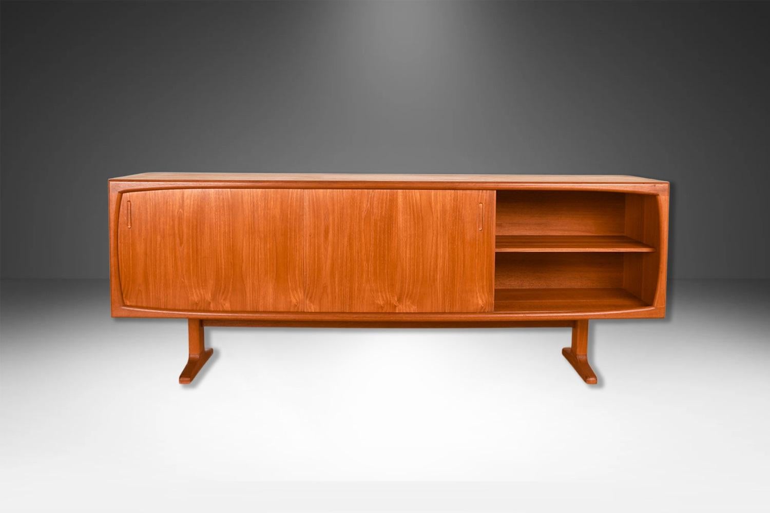 Mid-Century moderno Credenza danese in teak della metà del secolo scorso in vendita