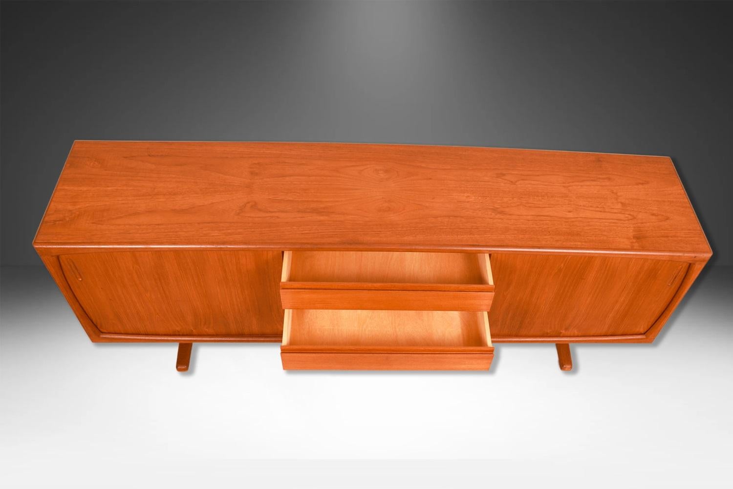 Danese Credenza danese in teak della metà del secolo scorso in vendita