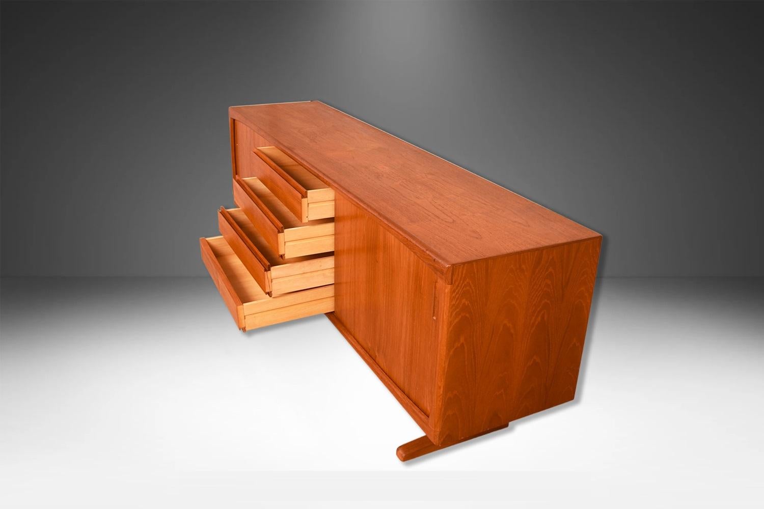 Credenza danese in teak della metà del secolo scorso In condizioni discrete in vendita a Baltimore, MD