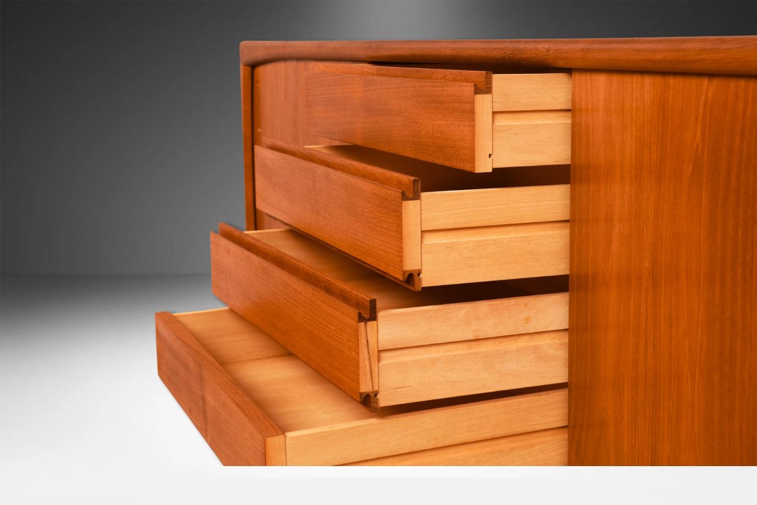 Metà XX secolo Credenza danese in teak della metà del secolo scorso in vendita