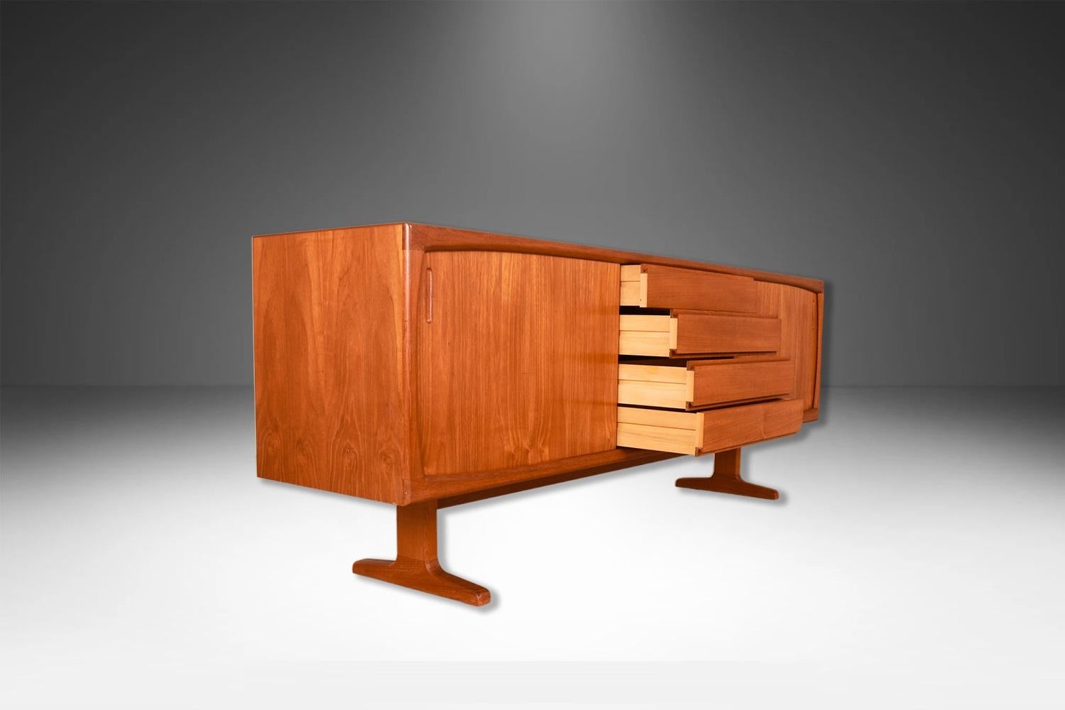Teak Credenza danese in teak della metà del secolo scorso in vendita