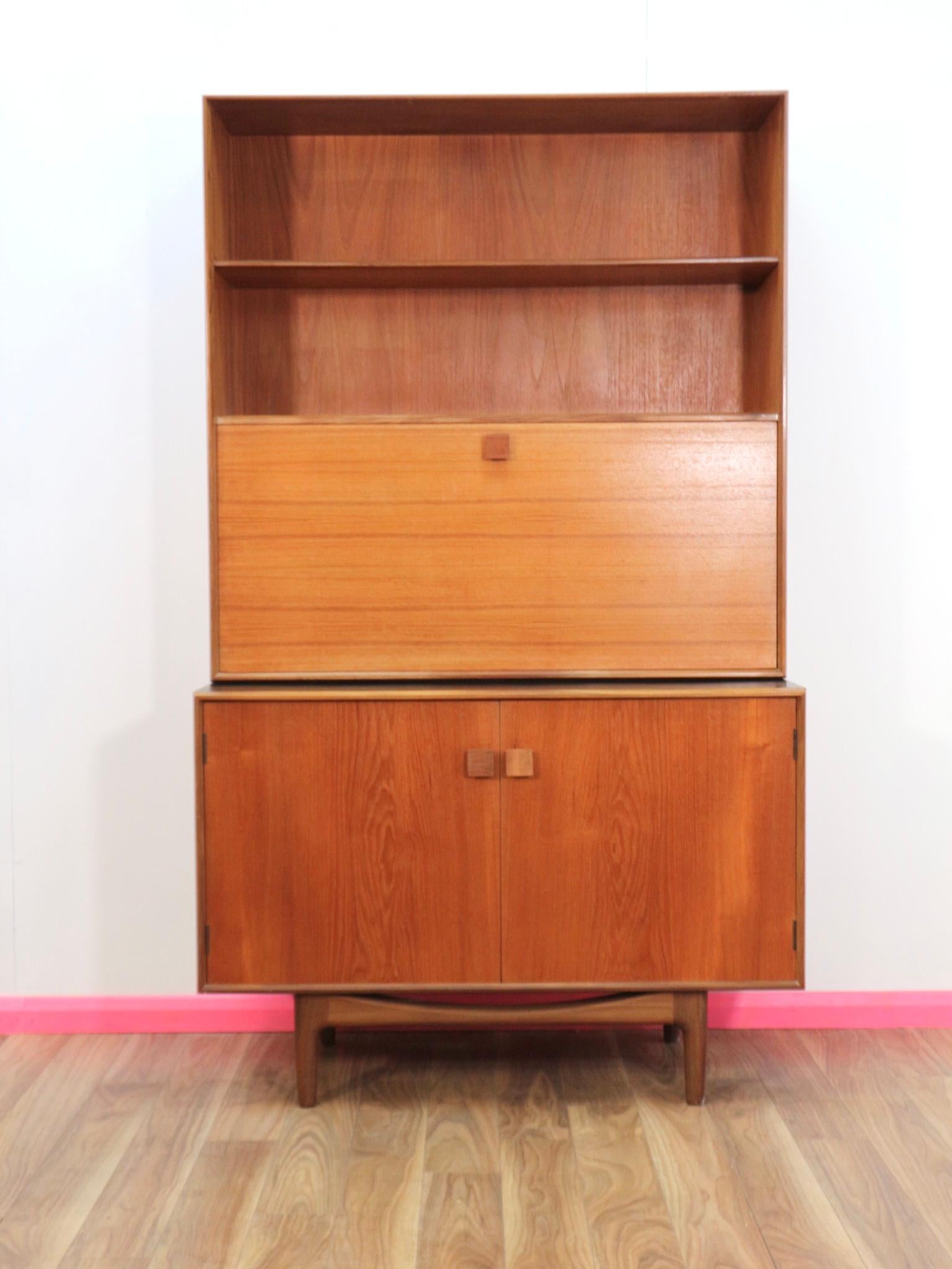 This gorgeous wall unit designed in the 1960's by Kofod Larsen for G Plan is a design classic. It offers great storage but will fit in to a small space whilst still looking stunning. A special mention to the rosewood square handles which set the
