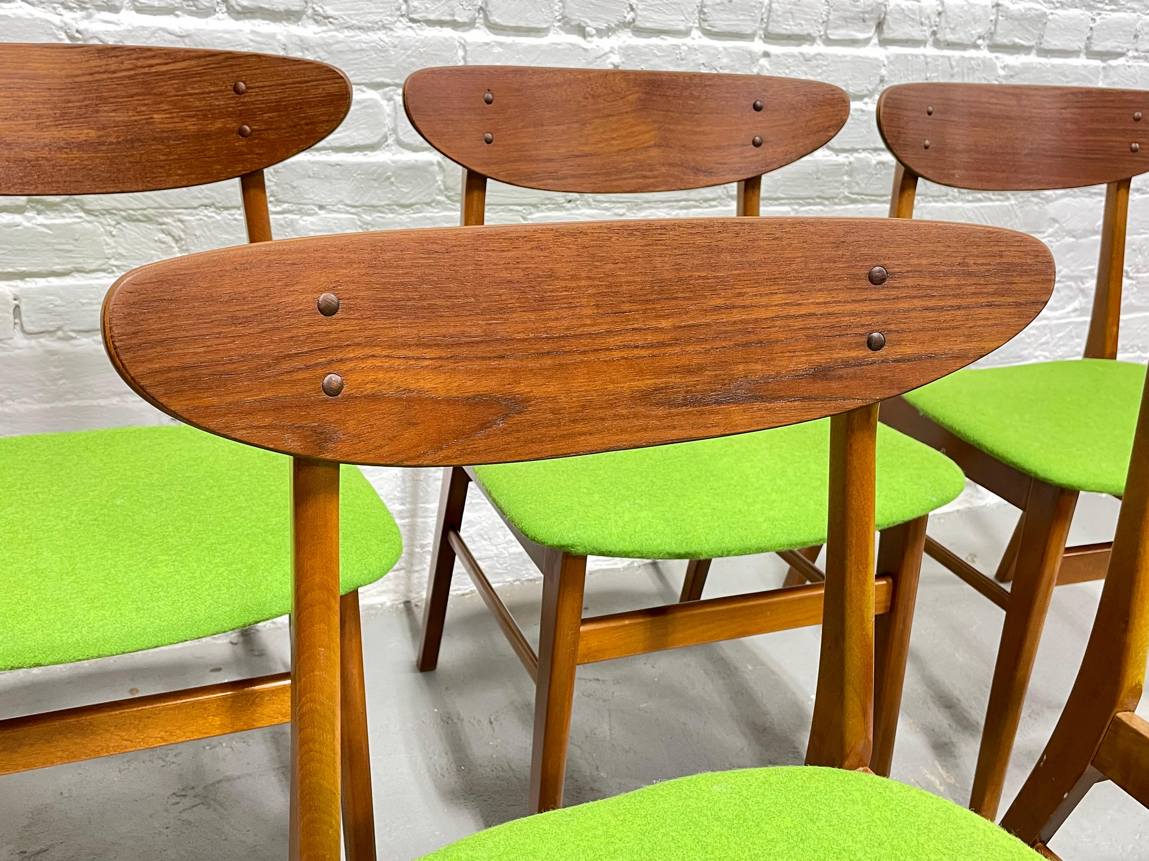Milieu du XXe siècle Chaises de salle à manger danoises modernes en teck du milieu du siècle dernier par Farstrup Mobler, lot de cinq en vente