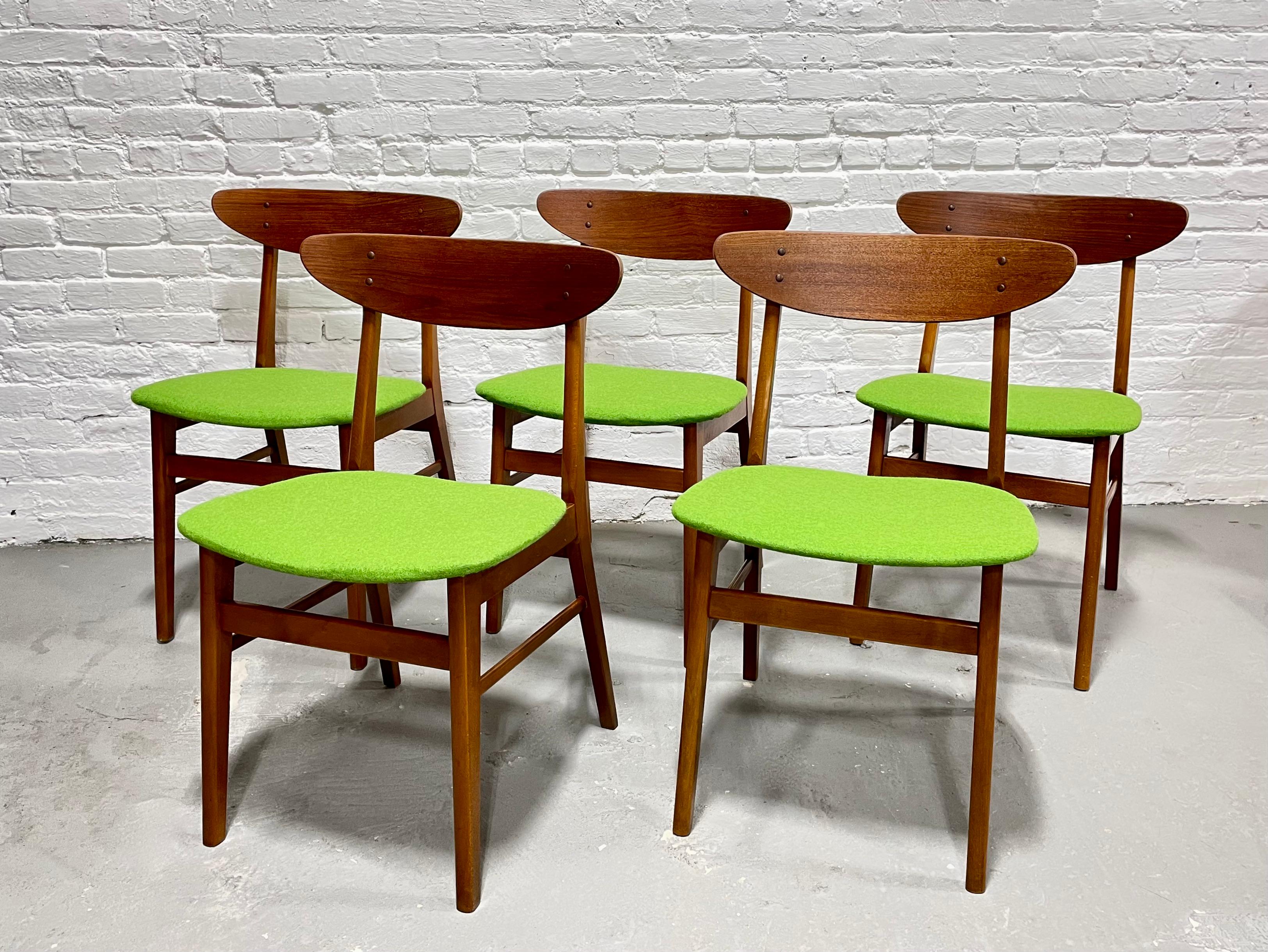 Teck Chaises de salle à manger danoises modernes en teck du milieu du siècle dernier par Farstrup Mobler, lot de cinq en vente