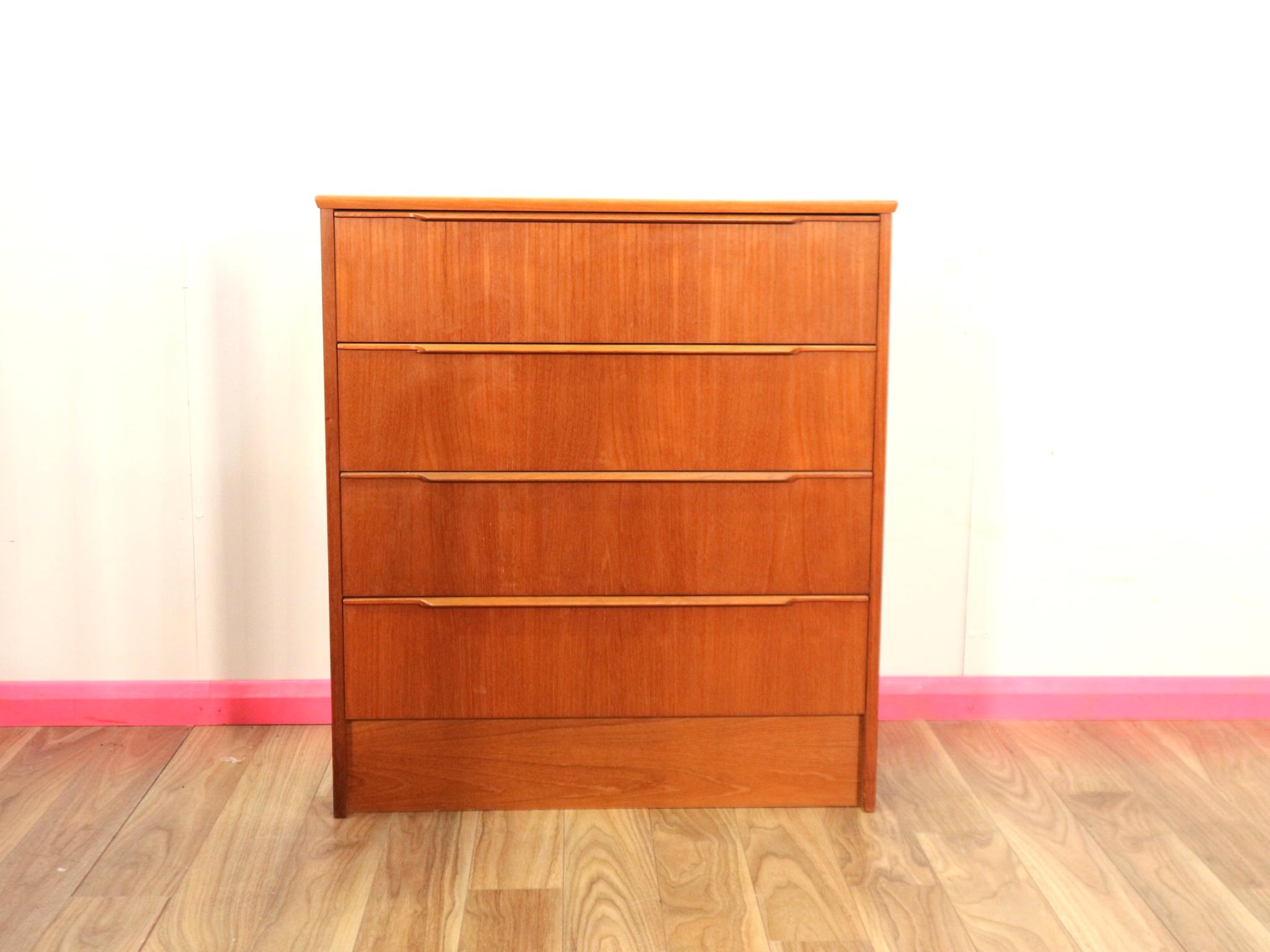 A gorgeous mid-century danish dresser manufactured by'Steens' of Denmark.

Featuring four good sized drawers, elegant handles and a stunning grain to the teak, a very desirable piece.


