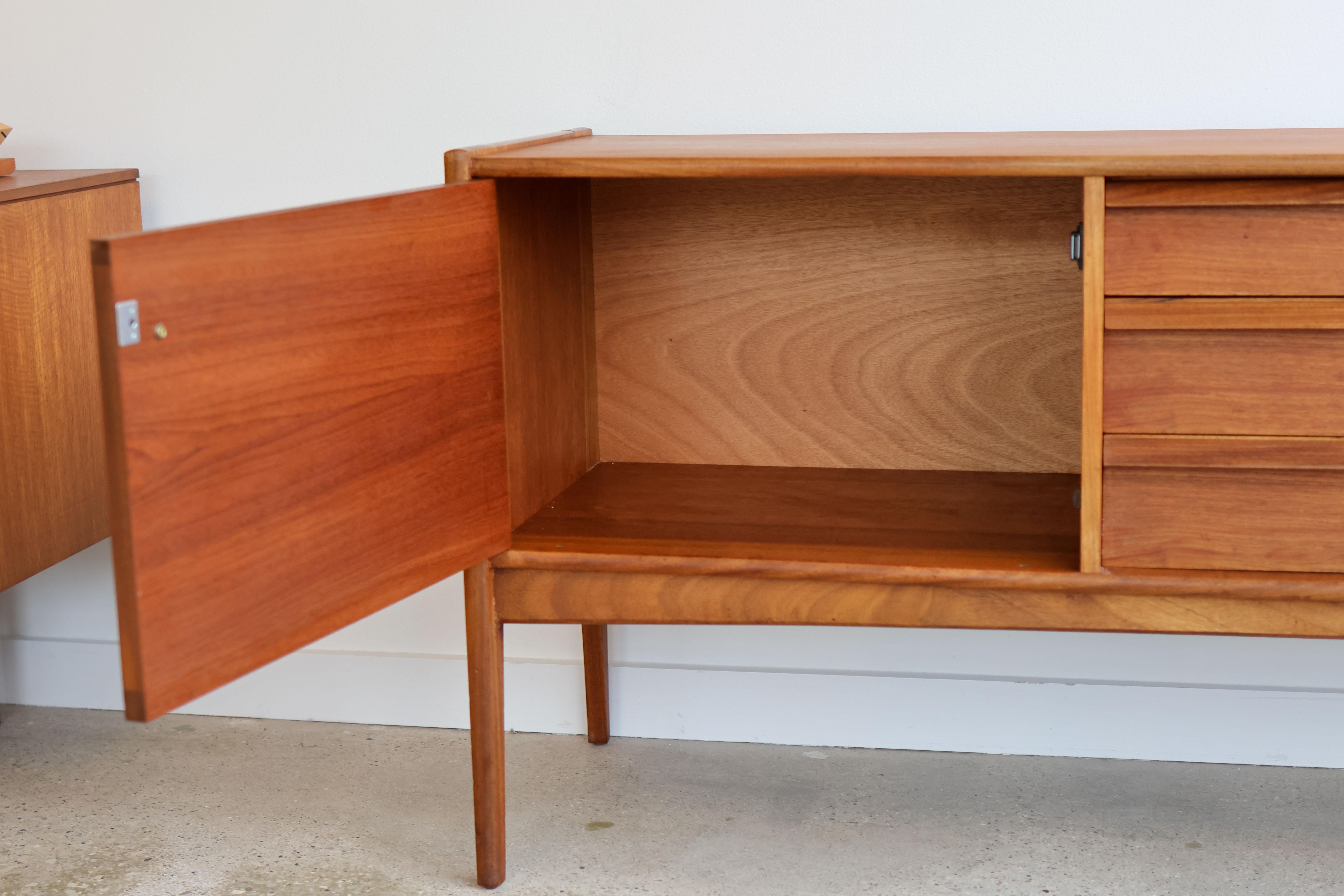 Mid Century Modern Teak Dänisch Modern Jüngere Anrichte Fertige Rückseite im Angebot 4