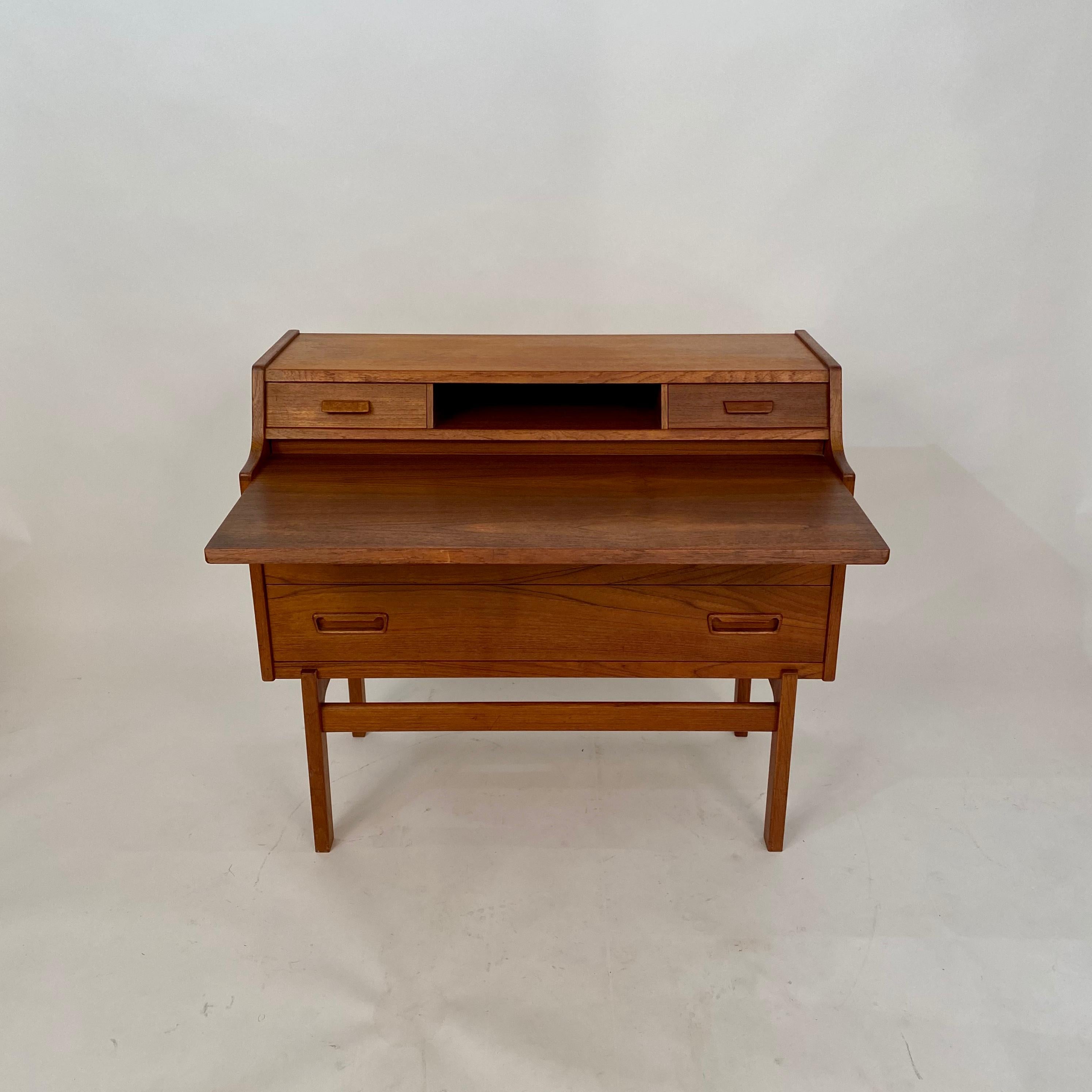 Mid-Century Modern Teak Danish Scandinavian Arne Wahl Iversen Secretary Desk In Good Condition In Berlin, DE