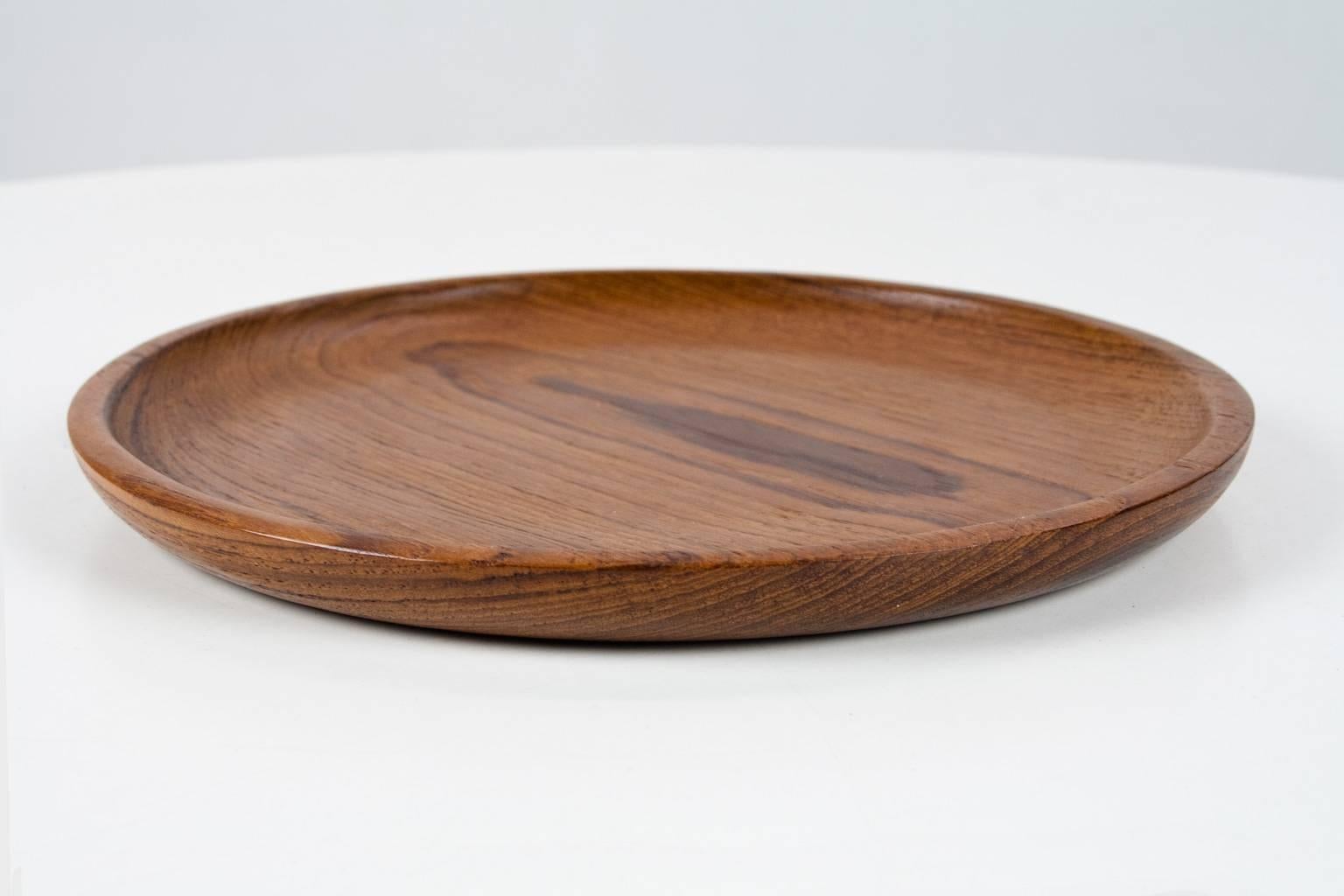 Mid-Century Modern Danish hand moulded and sculptural teak plate or platter in excellent condition. Bought in the early 1960s in Denmark, Scandinavian Modern design.

Beautiful table piece and home accessory in very beautiful condition made of 7