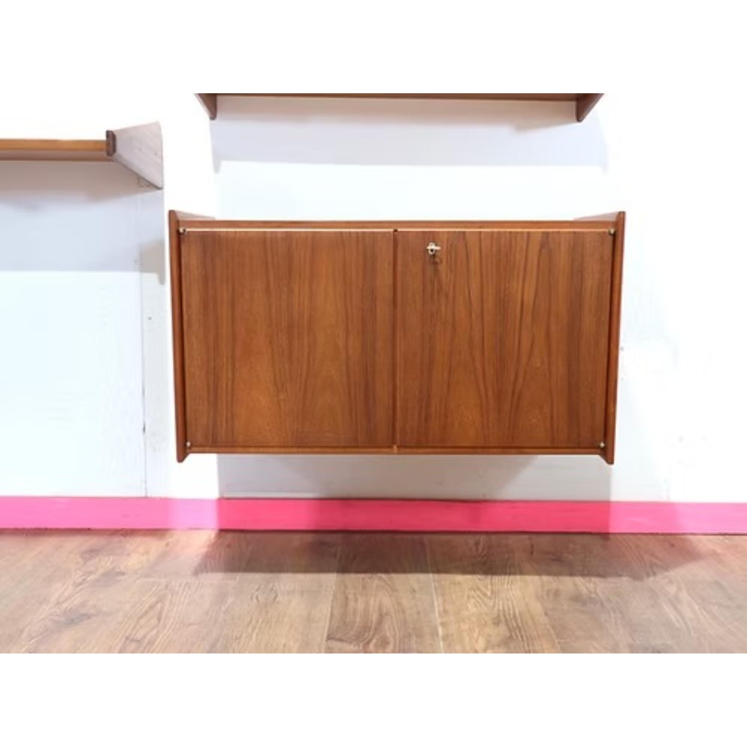 XX secolo Sistema di scaffalature a parete appese in stile danese del Mid Century Modern Teak in vendita