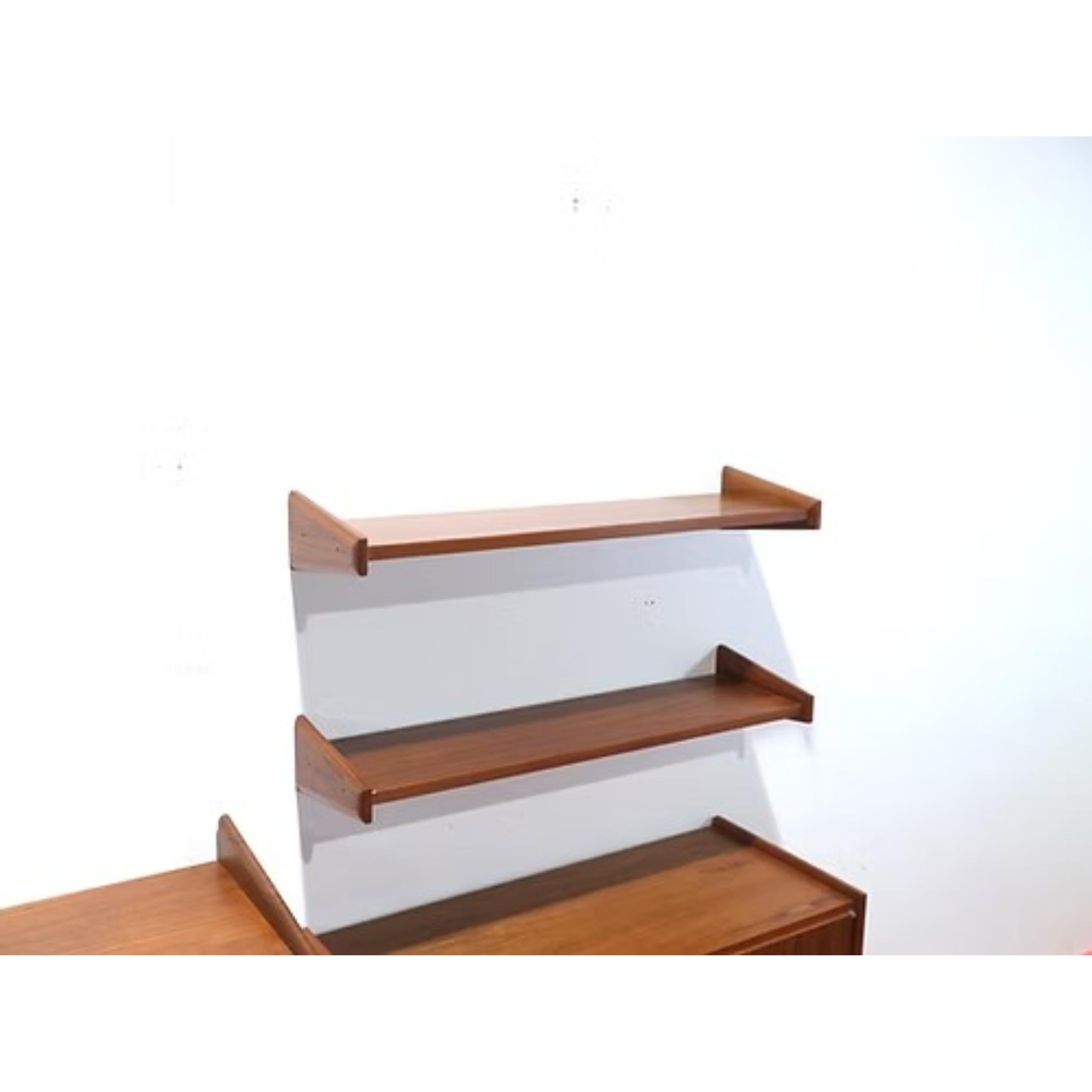 Sistema di scaffalature a parete appese in stile danese del Mid Century Modern Teak in vendita 1