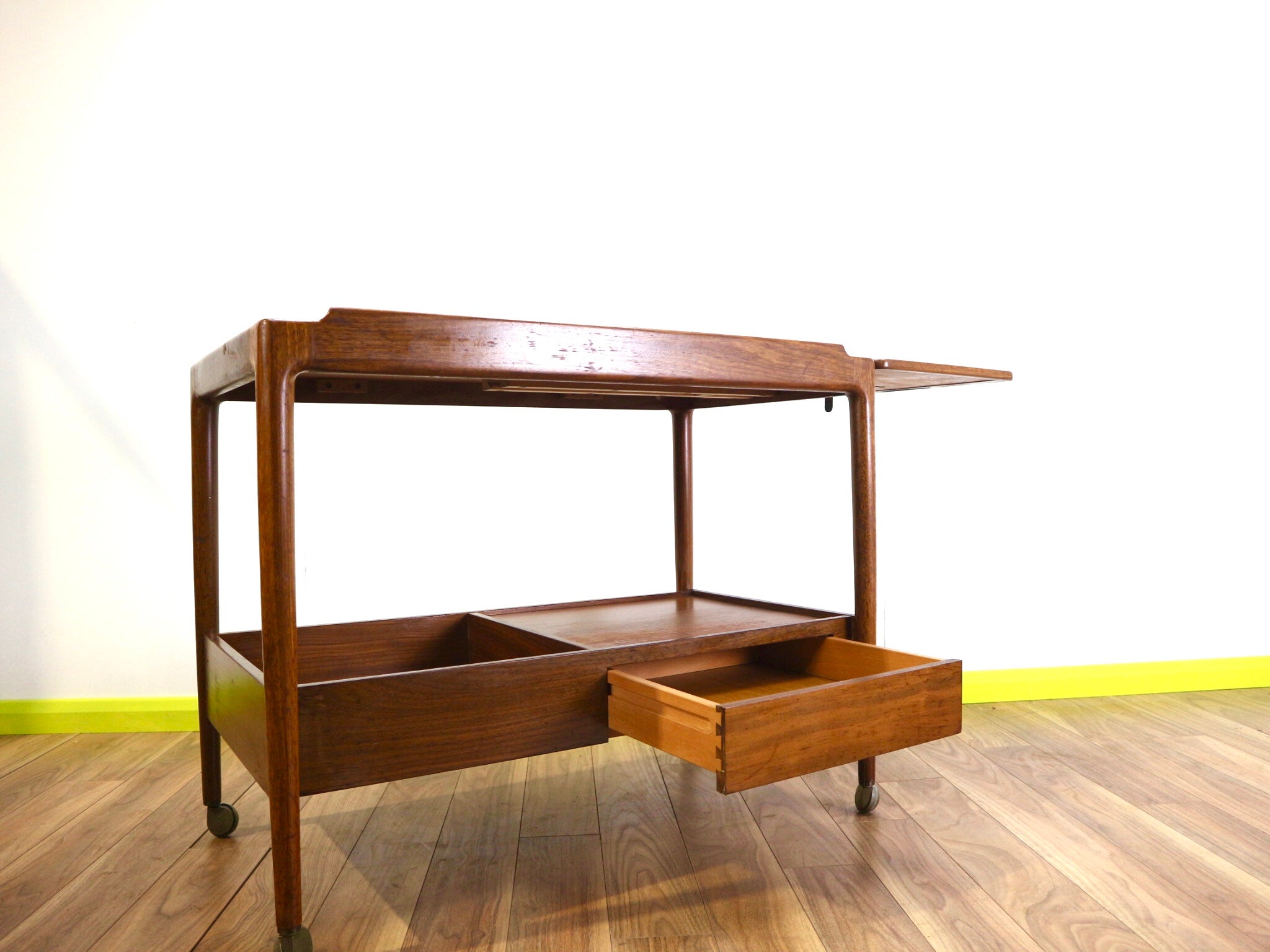 This 1960’s Danish drinks trolley by LB Kofod Larsen is a beautiful top quality and very rare drinks trolley. This was designed by Kofod Larsen for Gplans danish range. It features a hidden draw and fold out table and is fantastic piece.