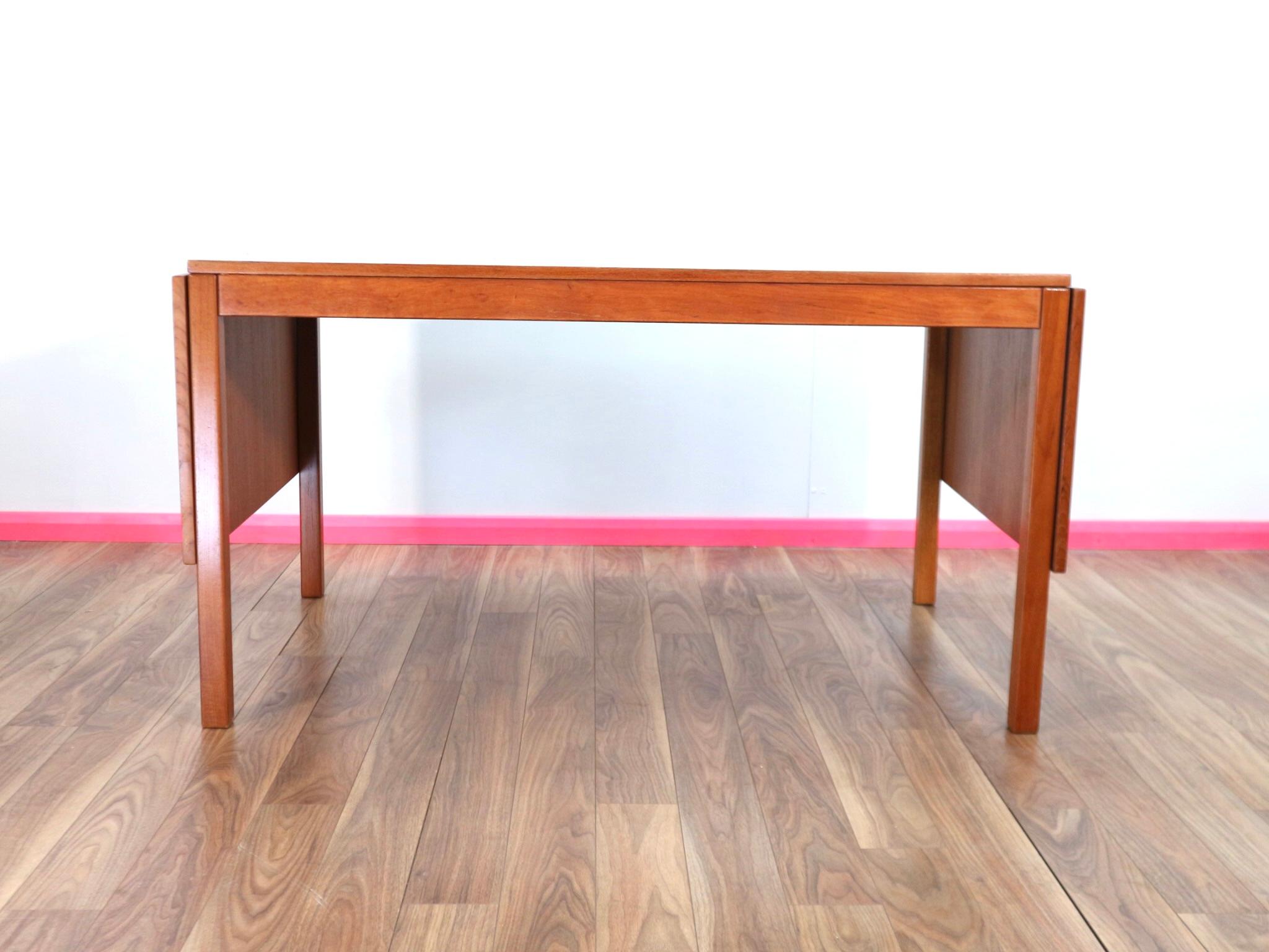 A stunning piece of Danish mid-century design furniture. Designed Vejle Stole. Makers mark stamped. 
A very versatile dining table that drops down to for compact spaces, and can be extended for your big mid-century Christmas dinner. 
The leaves