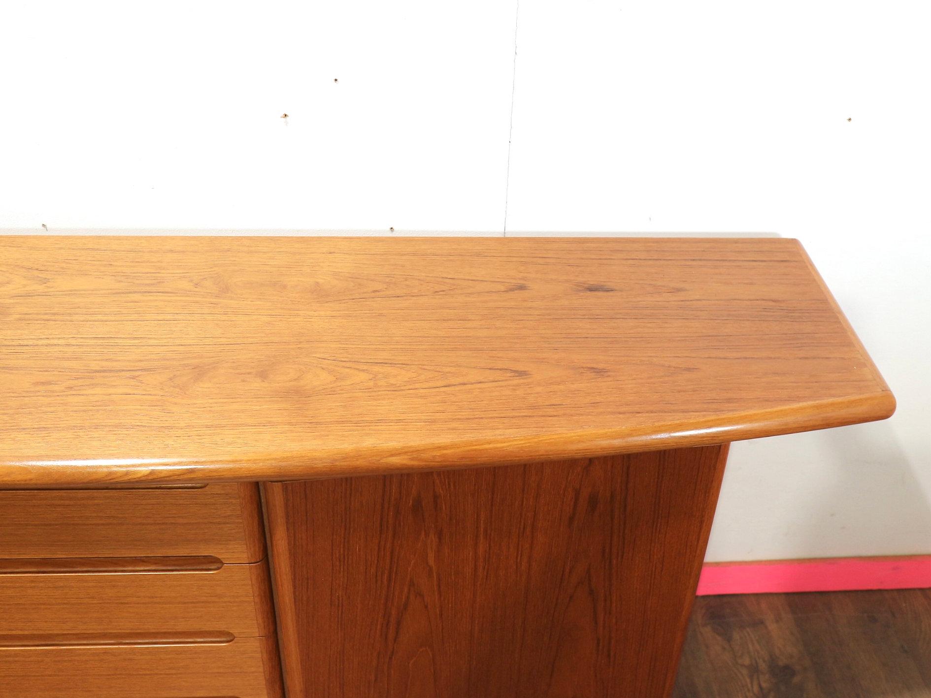 Mid Century Modernes Teakholz Dänisches Vintage By Sideboard Anrichte von Skovby im Angebot 7