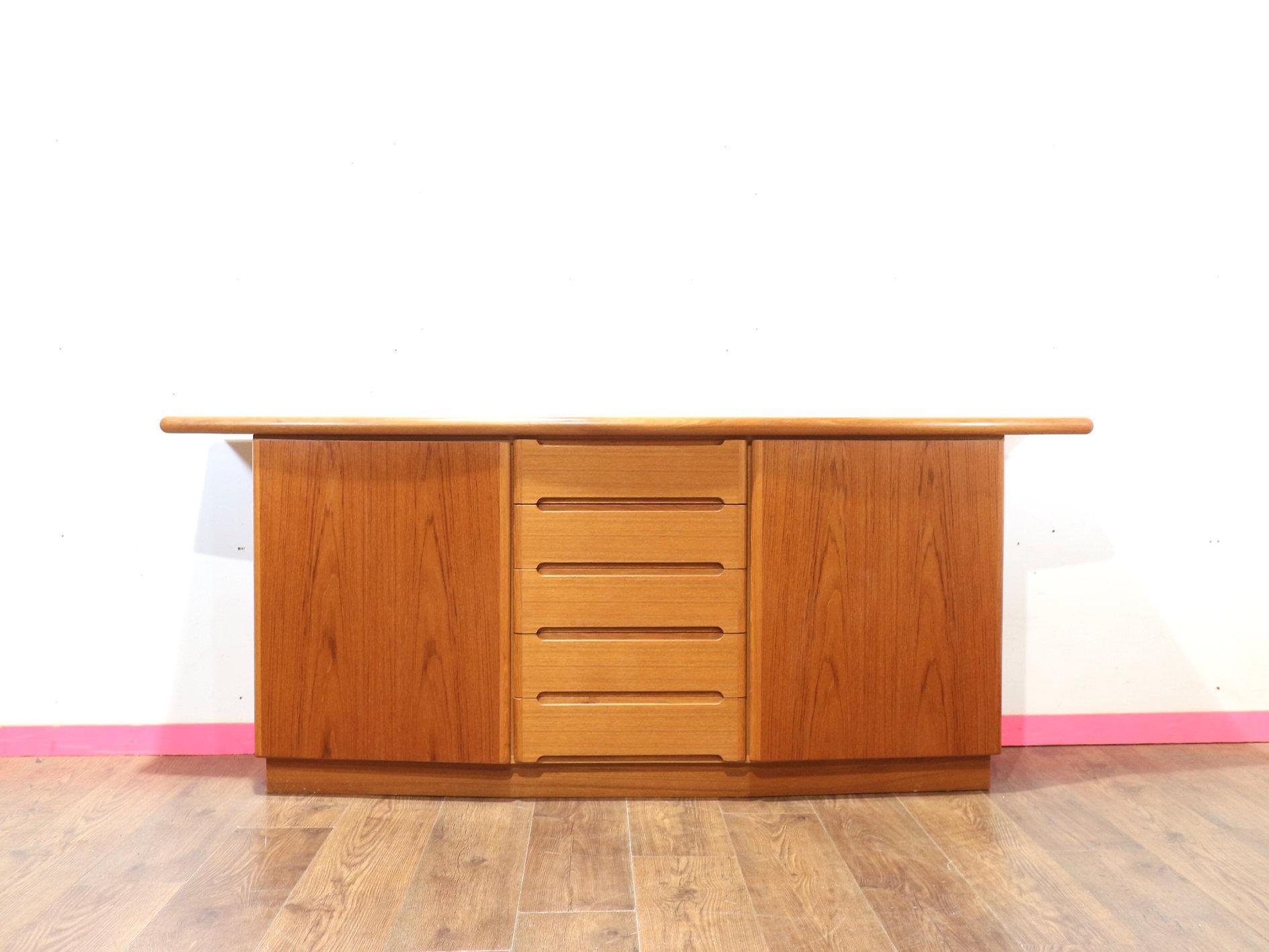 Wir stellen Ihnen ein wunderschönes dänisches Sideboard aus Teakholz des dänischen Möbelherstellers Skovby vor. Mit seinen skulptierten Griffen und dem großartigen dänischen Stil verkörpert dieses Möbelstück die zeitlose Eleganz und die
