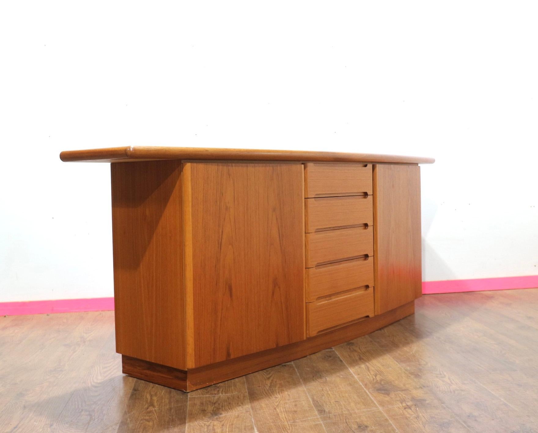 Mid Century Modernes Teakholz Dänisches Vintage By Sideboard Anrichte von Skovby (Moderne der Mitte des Jahrhunderts) im Angebot