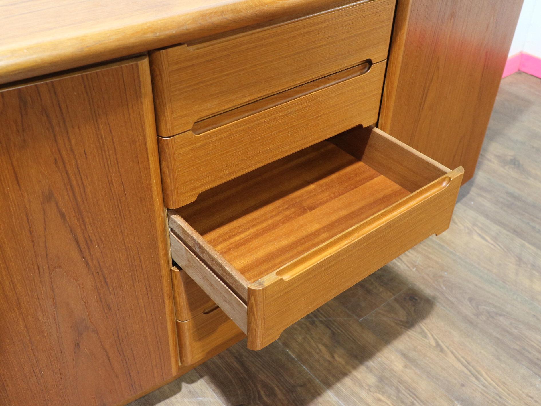 Mid Century Modernes Teakholz Dänisches Vintage By Sideboard Anrichte von Skovby im Angebot 2