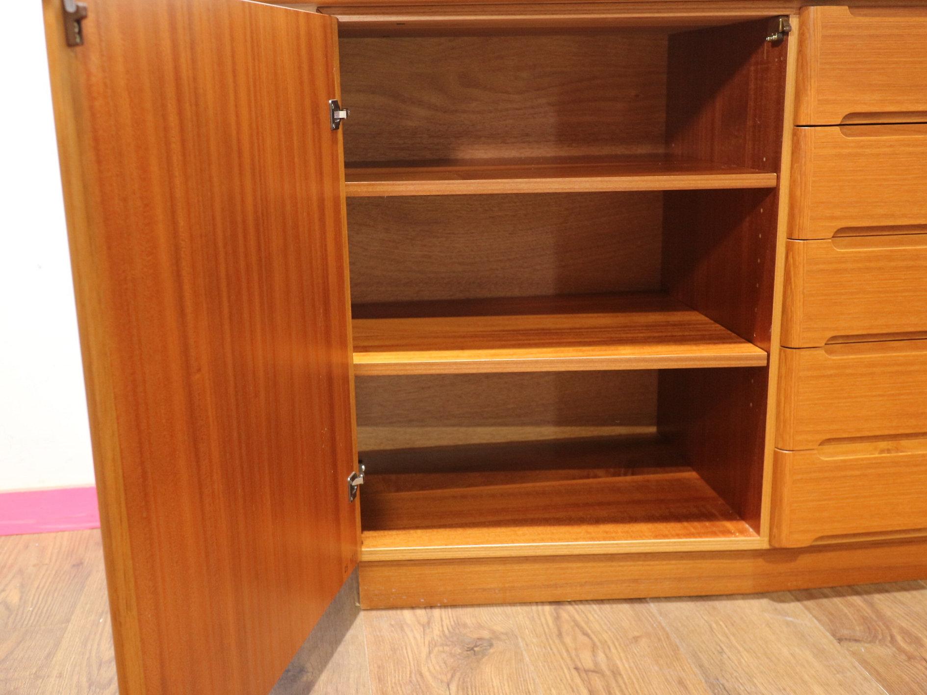 Mid Century Modernes Teakholz Dänisches Vintage By Sideboard Anrichte von Skovby im Angebot 3