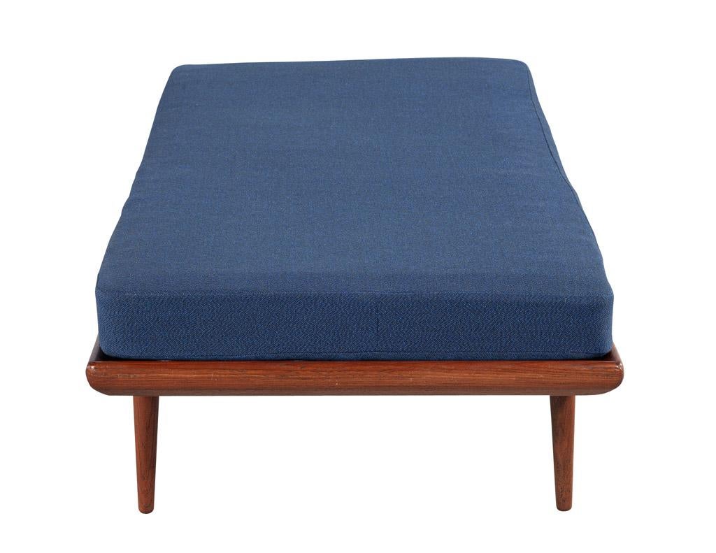 Mid-Century Modern Teak Daybed in Navy Blue For Sale 4