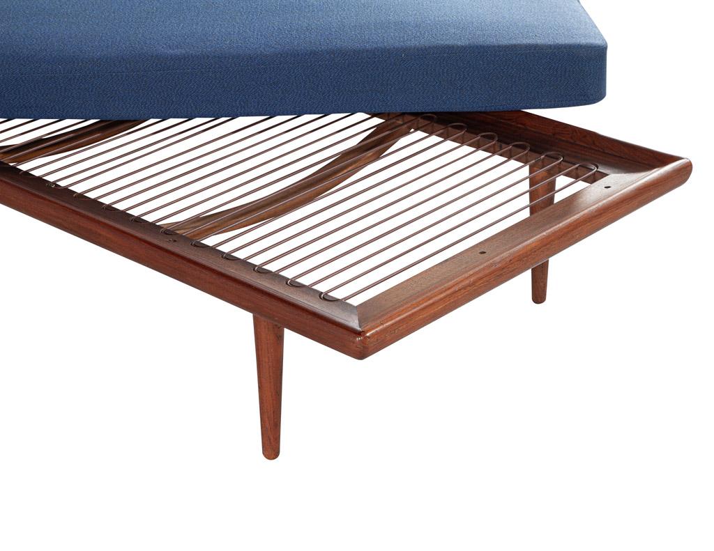 Mid-Century Modern Teak Daybed in Navy Blue For Sale 5