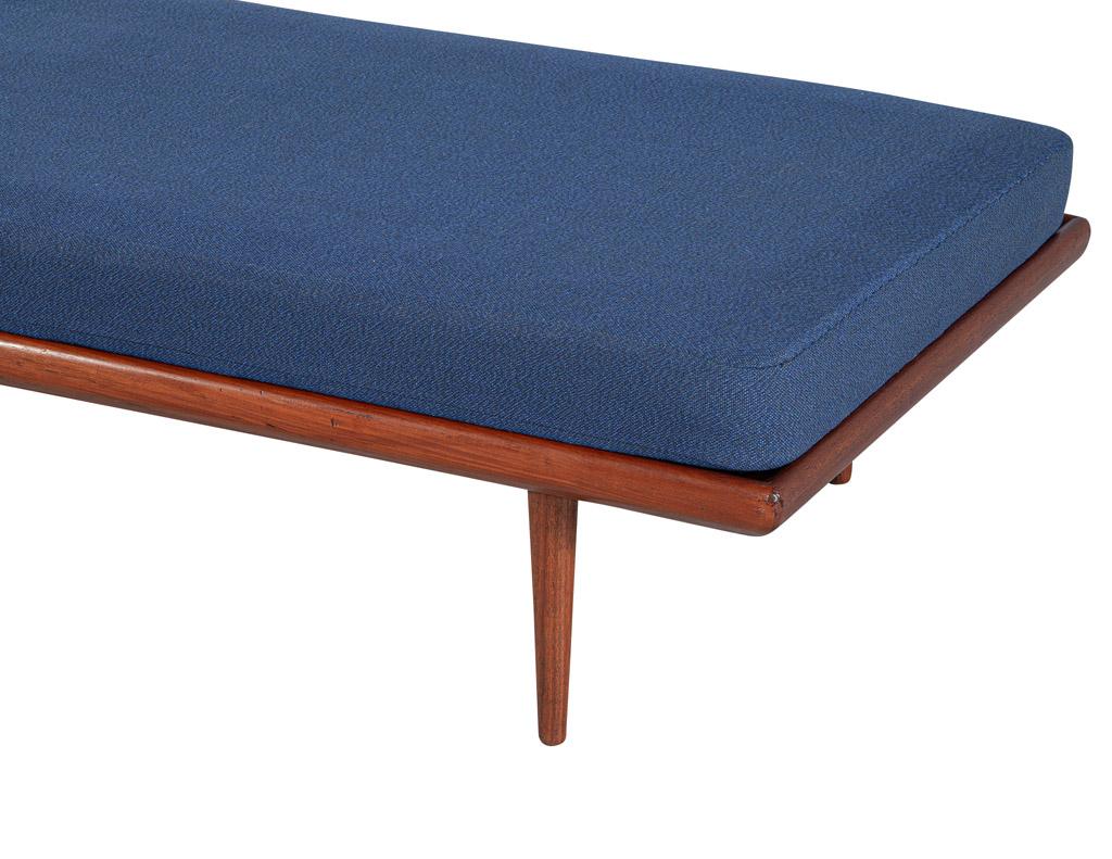 Mid-Century Modern Teak Daybed in Navy Blue For Sale 1