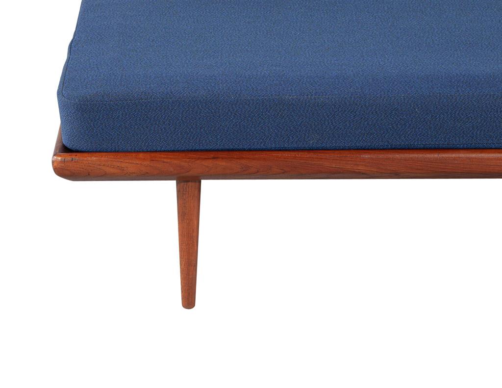 Mid-Century Modern Teak Daybed in Navy Blue For Sale 2